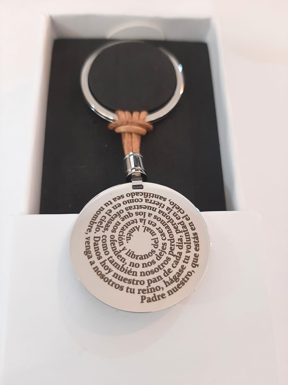Llavero de acero y cuero con fotograbado del Padre Nuestro y Ave María: Catálogo de Joyería Izquierdo Llavero de acero y cuero con fotograbado del Padre Nuestro y Ave María: Catálogo de Joyería Izquierdo