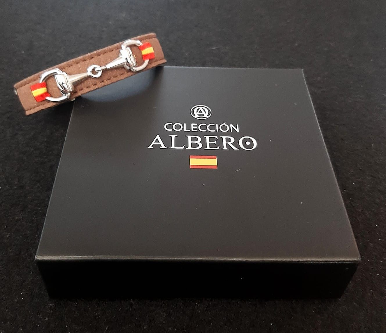 Cuero y acero. España: Catálogo de Joyería Izquierdo Cuero y acero. España: Catálogo de Joyería Izquierdo