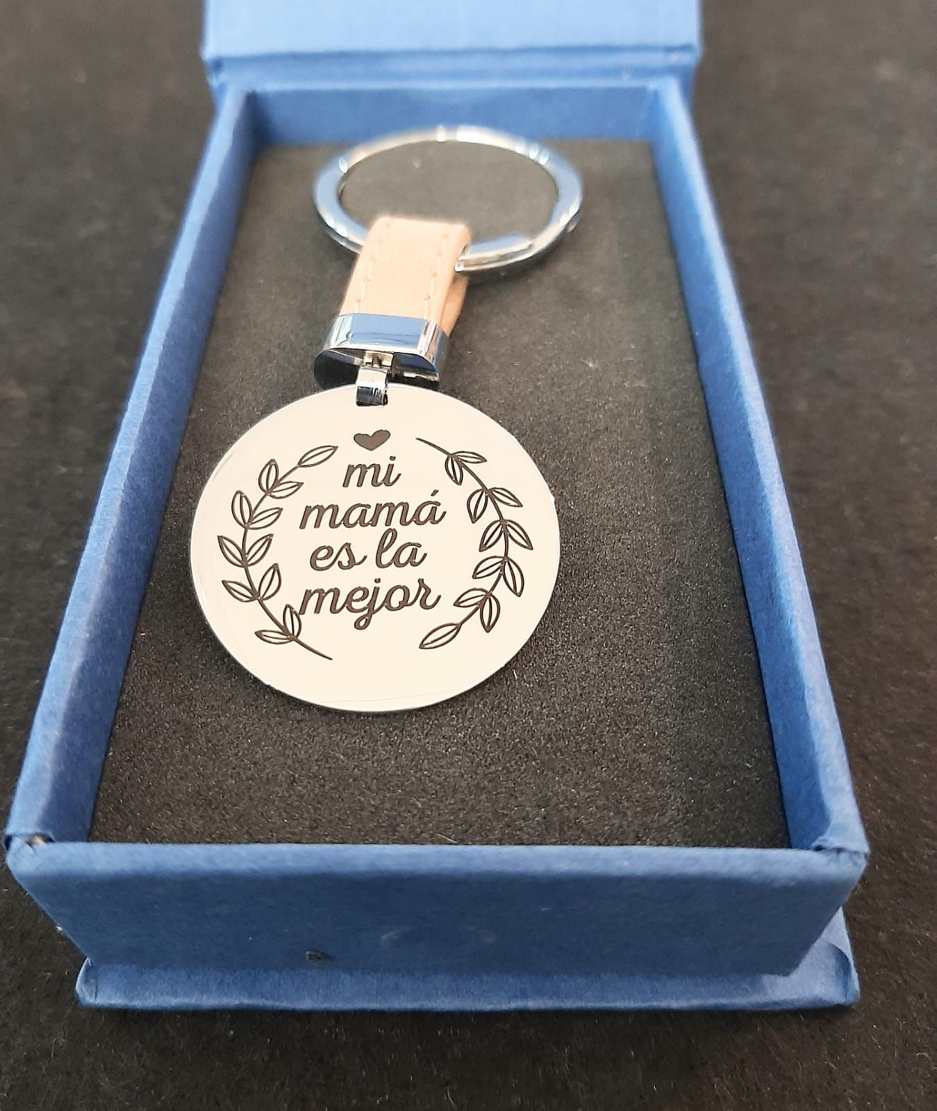 Llavero en acero pulido con fotograbado con frase día de la madre: Catálogo de Joyería Izquierdo Llavero en acero pulido con fotograbado con frase día de la madre: Catálogo de Joyería Izquierdo