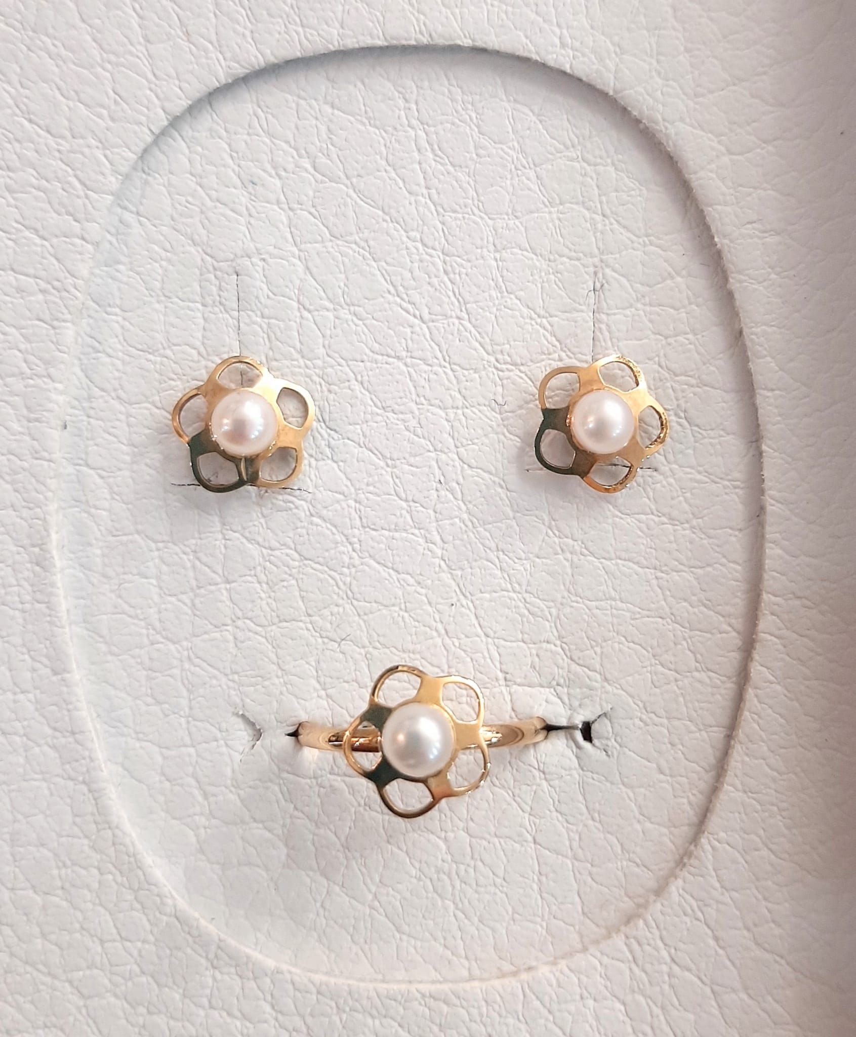 Juego de comunión para niña en 18k: Catálogo de Joyería Izquierdo Juego de comunión para niña en 18k: Catálogo de Joyería Izquierdo