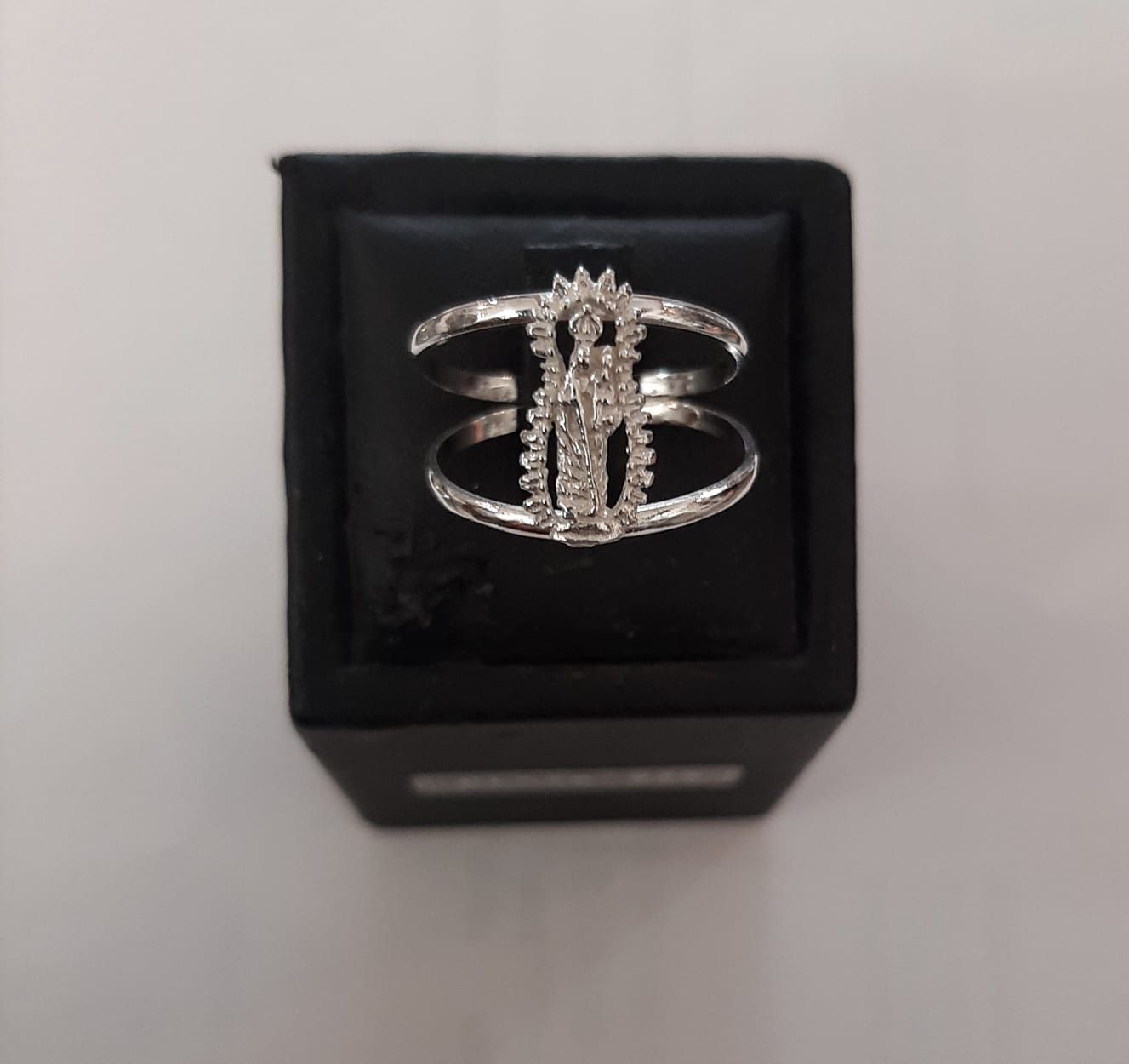Anillo en plata de ley con silueta Virgen de los Remedios: Catálogo de Joyería Izquierdo Anillo en plata de ley con silueta Virgen de los Remedios: Catálogo de Joyería Izquierdo