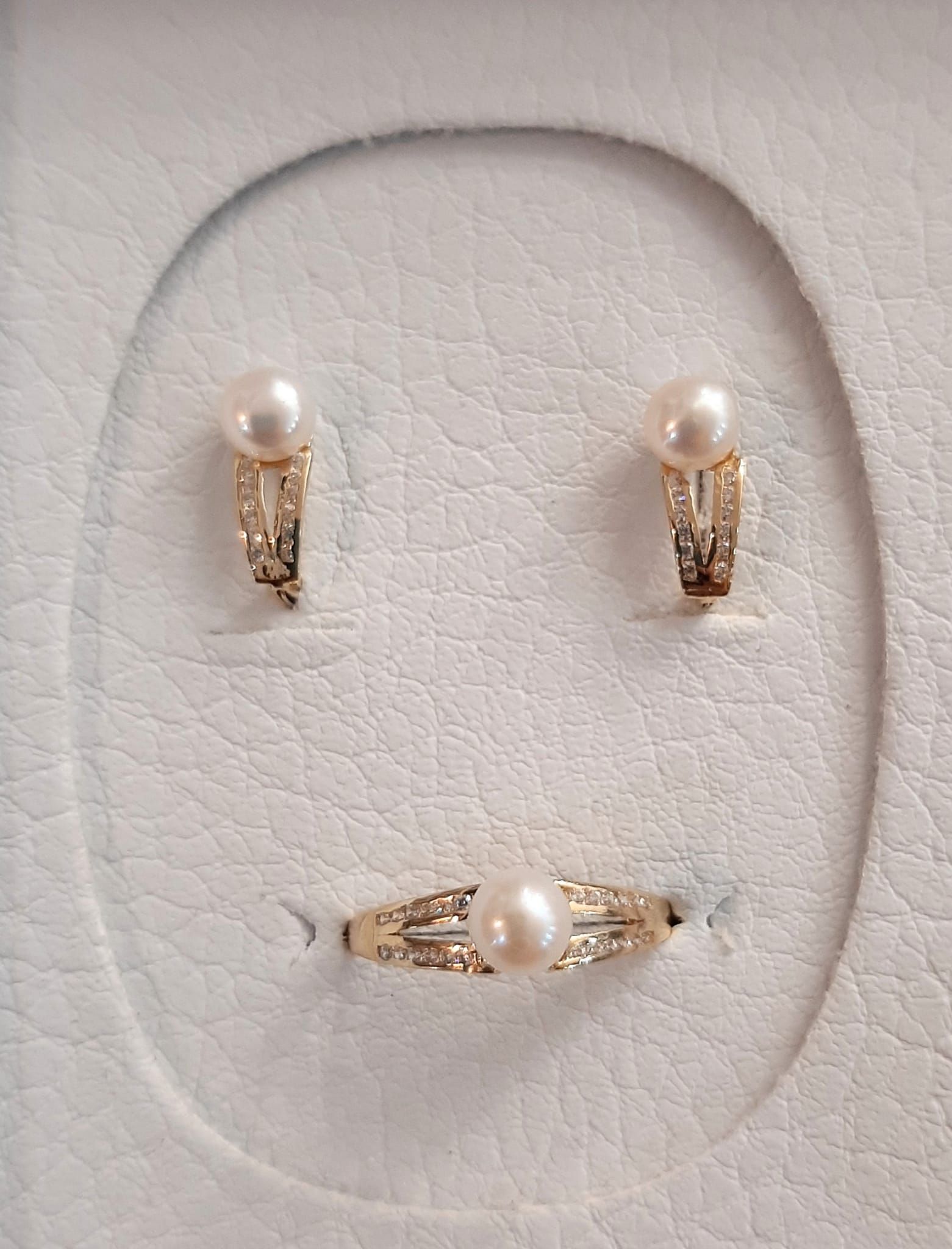 Juego de comunión para niña en 18k: Catálogo de Joyería Izquierdo Juego de comunión para niña en 18k: Catálogo de Joyería Izquierdo