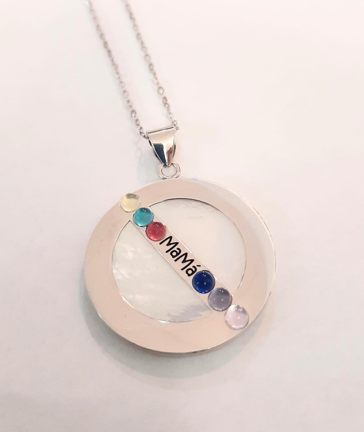 Colgante de nácar y plata de ley adornado con circonitas de colores: Catálogo de Joyería Izquierdo Colgante de nácar y plata de ley adornado con circonitas de colores: Catálogo de Joyería Izquierdo
