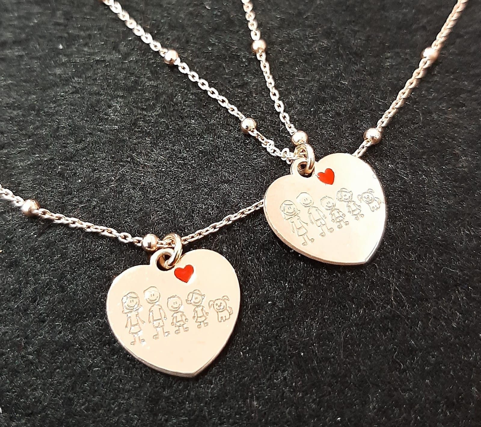 Colgante corazón en plata de ley fotograbado con dibujo familia: Catálogo de Joyería Izquierdo Colgante corazón en plata de ley fotograbado con dibujo familia: Catálogo de Joyería Izquierdo