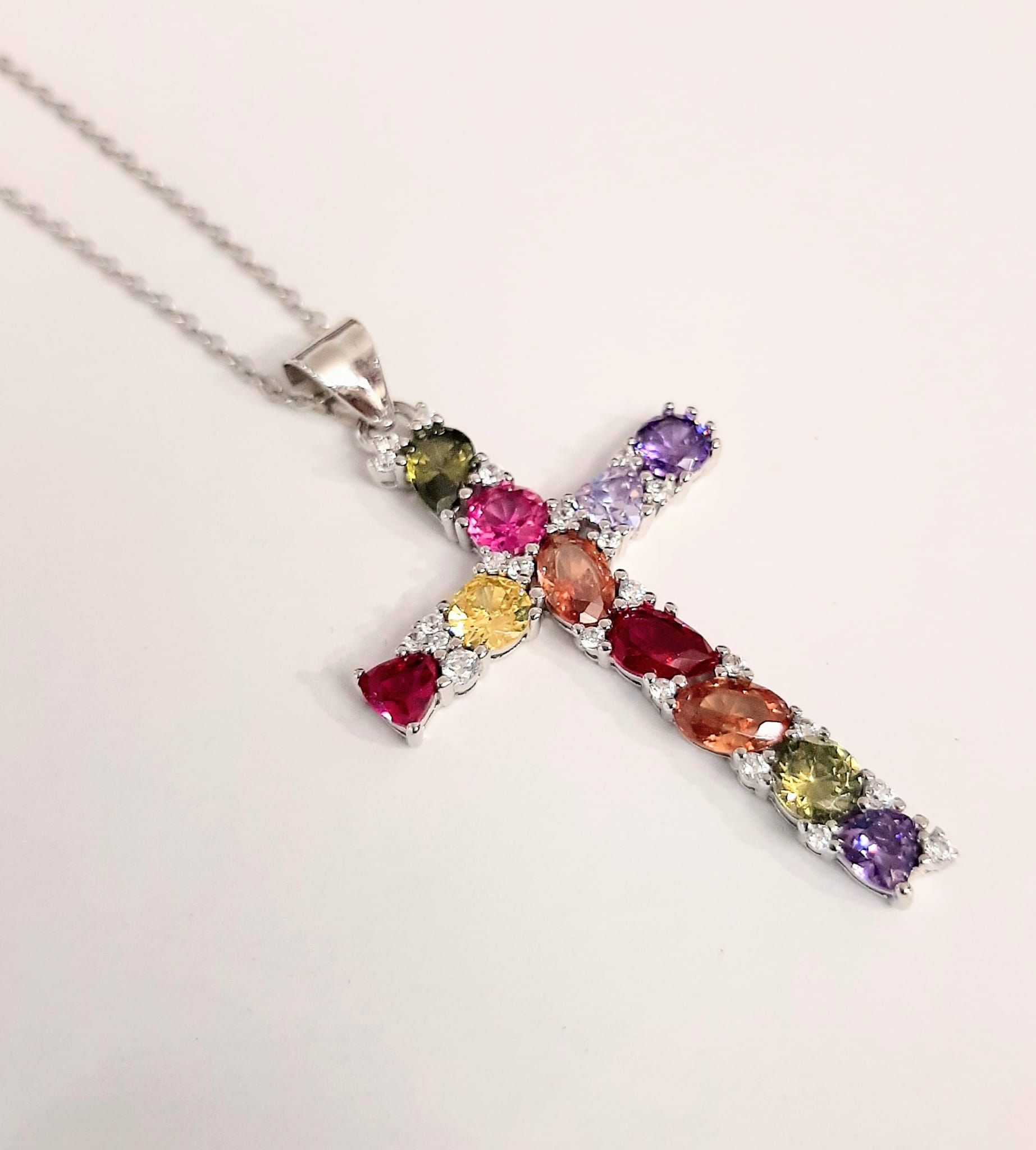 Colgante en forma cruz hecha en plata de ley con piedras de colores engasta: Catálogo de Joyería Izquierdo Colgante en forma cruz hecha en plata de ley con piedras de colores engasta: Catálogo de Joyería Izquierdo