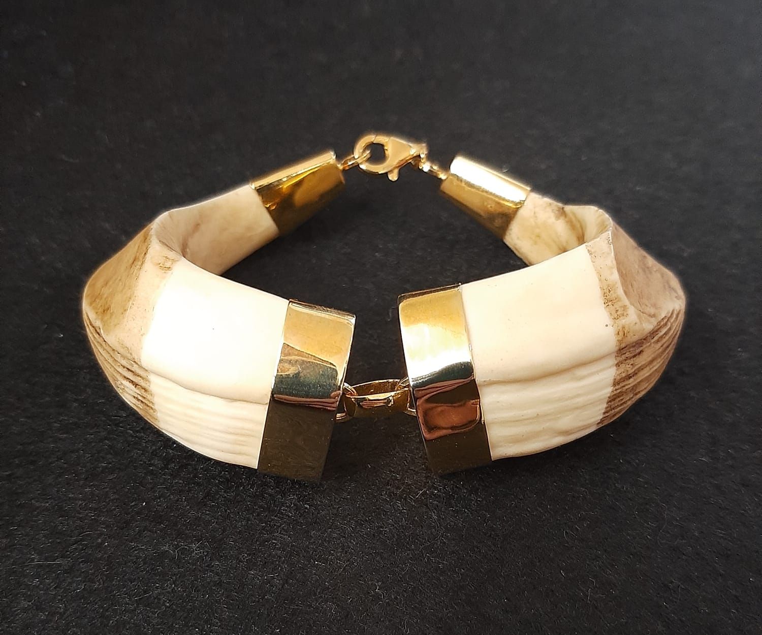 Pulsera colmillos de Jabalí sintético (resina): Catálogo de Joyería Izquierdo Pulsera colmillos de Jabalí sintético (resina): Catálogo de Joyería Izquierdo