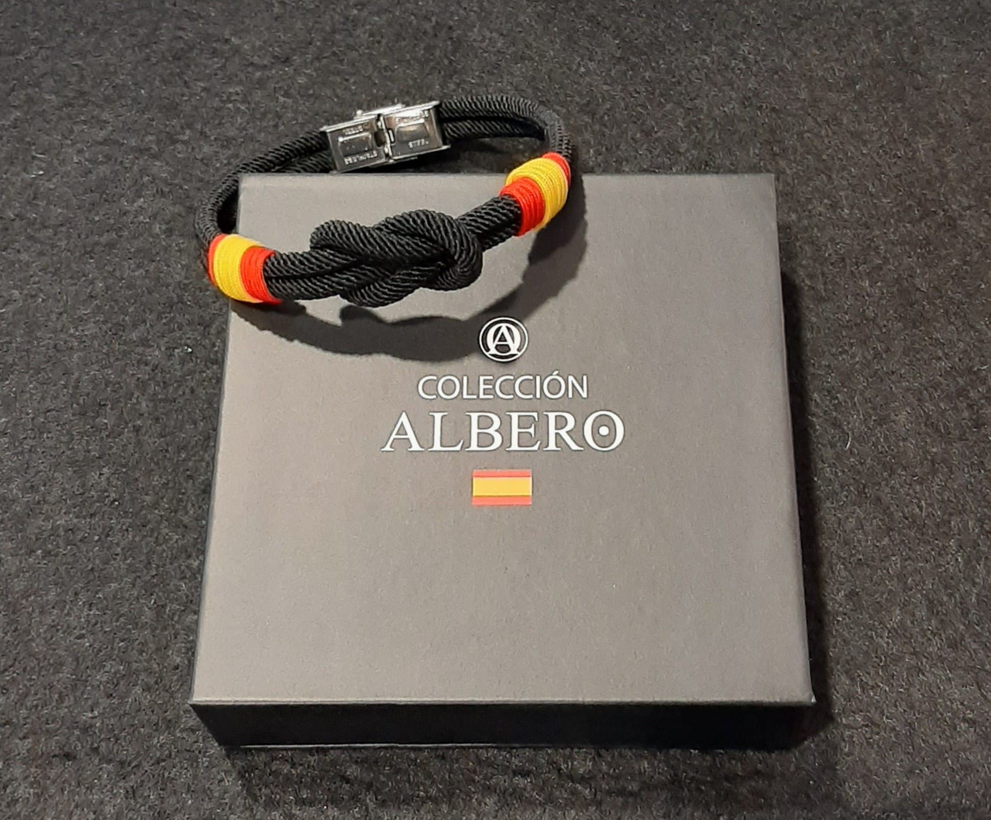 Pulsera de cuerda e hilos. España: Catálogo de Joyería Izquierdo Pulsera de cuerda e hilos. España: Catálogo de Joyería Izquierdo