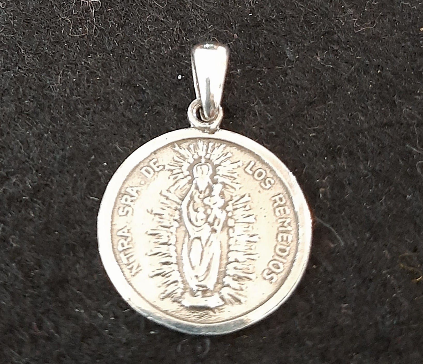 Medalla Virgen de los Remedios en plata de ley.: Catálogo de Joyería Izquierdo Medalla Virgen de los Remedios en plata de ley.: Catálogo de Joyería Izquierdo