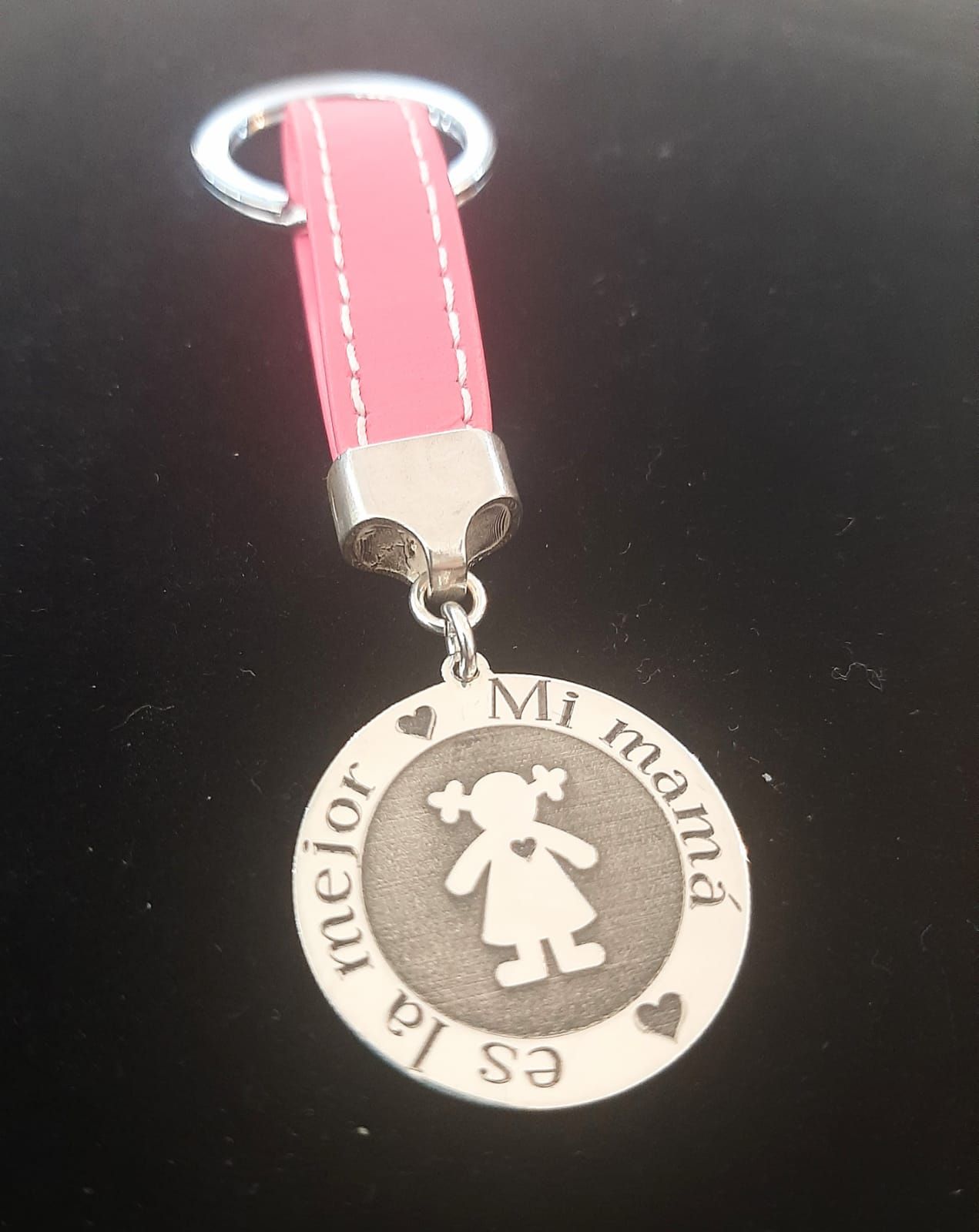 Llavero en plata de ley acabado en cuero rosa: Catálogo de Joyería Izquierdo Llavero en plata de ley acabado en cuero rosa: Catálogo de Joyería Izquierdo