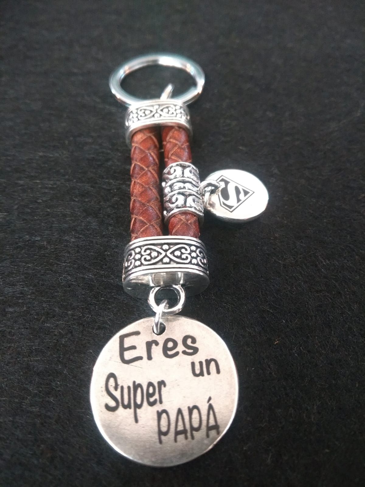 Llavero acabado en cuero y zamac: Catálogo de Joyería Izquierdo Llavero acabado en cuero y zamac: Catálogo de Joyería Izquierdo