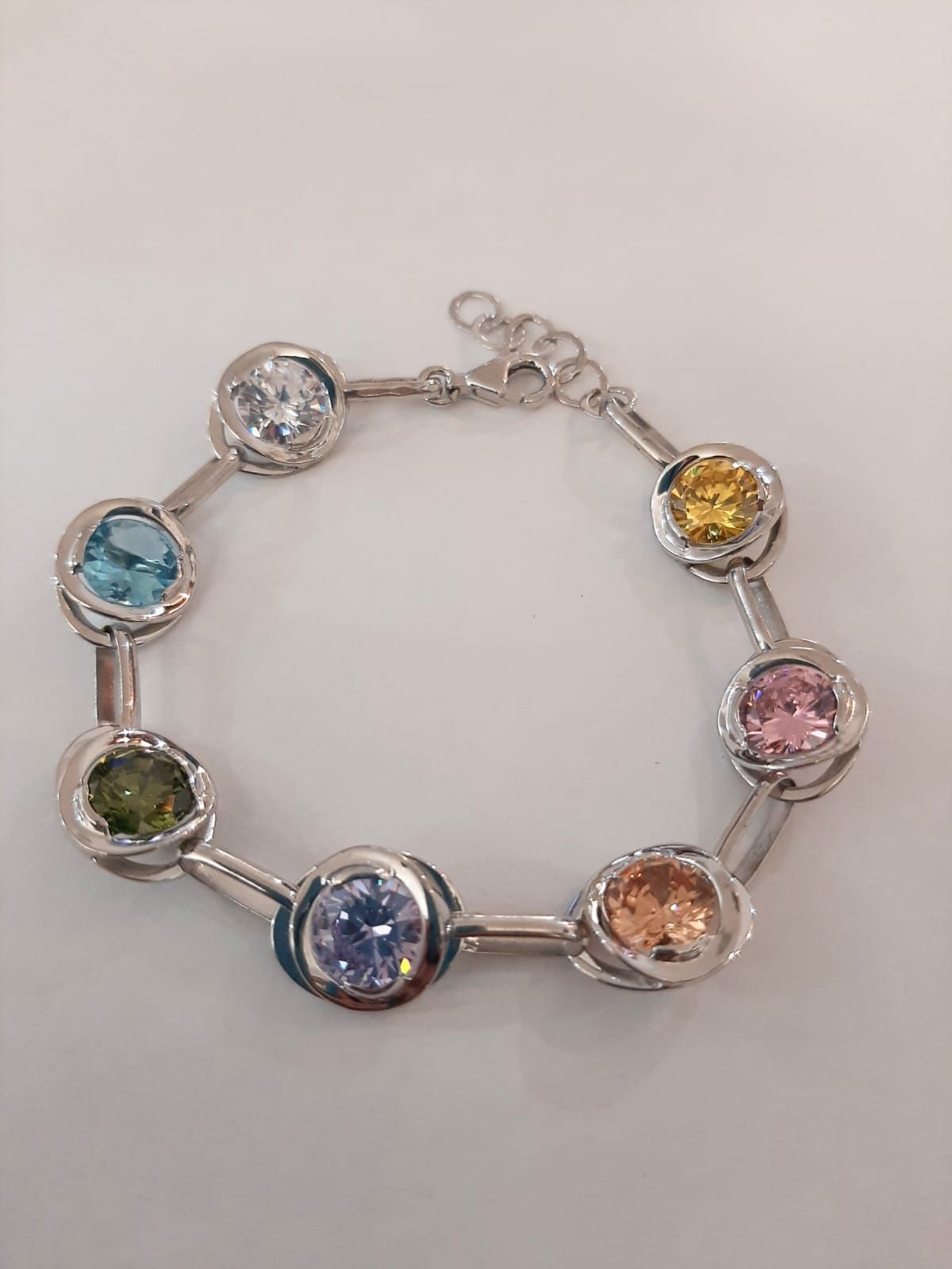 Pulsera en plata de ley con circonitas grandes de colores: Catálogo de Joyería Izquierdo Pulsera en plata de ley con circonitas grandes de colores: Catálogo de Joyería Izquierdo