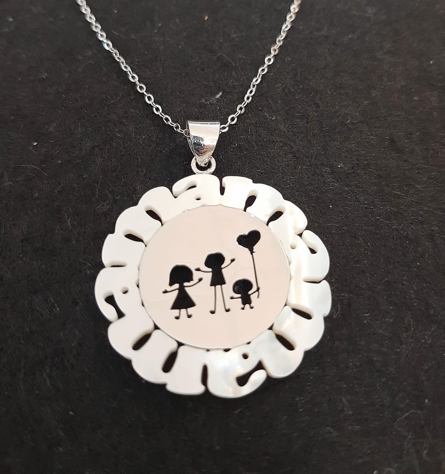 Colgante de nácar con frase calada "mamá": Catálogo de Joyería Izquierdo Colgante de nácar con frase calada "mamá": Catálogo de Joyería Izquierdo