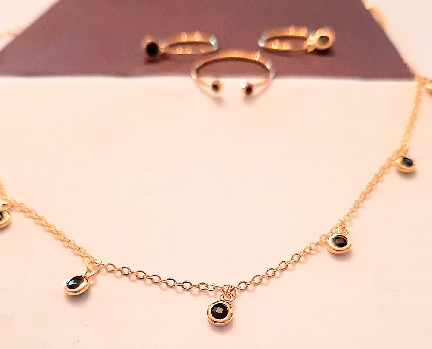 Gargantilla en plata de ley chapada en oro con piedras negras engastadas: Catálogo de Joyería Izquierdo Gargantilla en plata de ley chapada en oro con piedras negras engastadas: Catálogo de Joyería Izquierdo