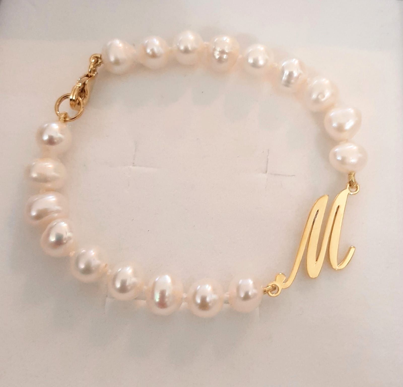 Pulsera de perlas cultivadas, engarzada con inicial: Catálogo de Joyería Izquierdo Pulsera de perlas cultivadas, engarzada con inicial: Catálogo de Joyería Izquierdo