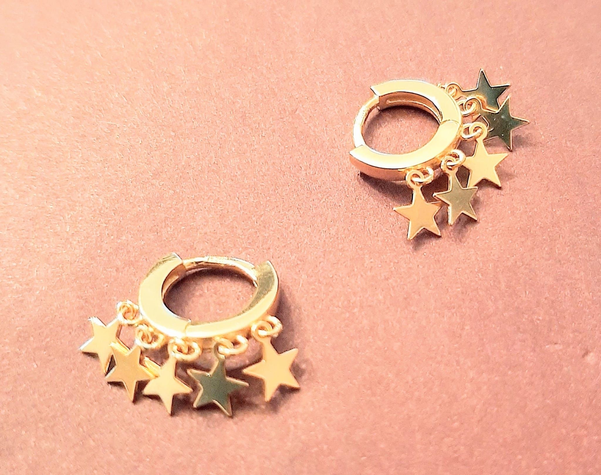 Aros en plata de ley chapados en oro 18k con estrellas colgando: Catálogo de Joyería Izquierdo Aros en plata de ley chapados en oro 18k con estrellas colgando: Catálogo de Joyería Izquierdo