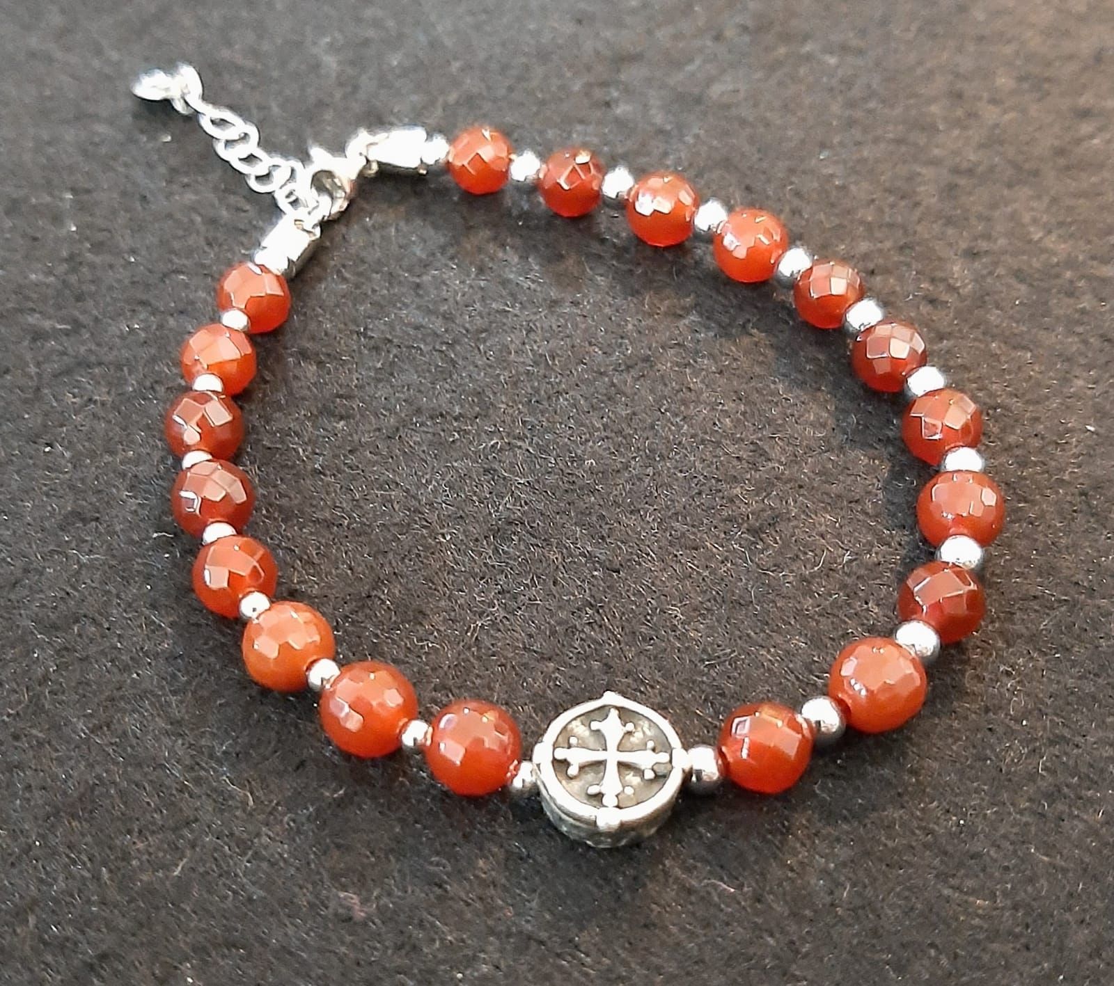 Pulsera de ágata afectadas y bolas de plata con pieza central plata: Catálogo de Joyería Izquierdo Pulsera de ágata afectadas y bolas de plata con pieza central plata: Catálogo de Joyería Izquierdo