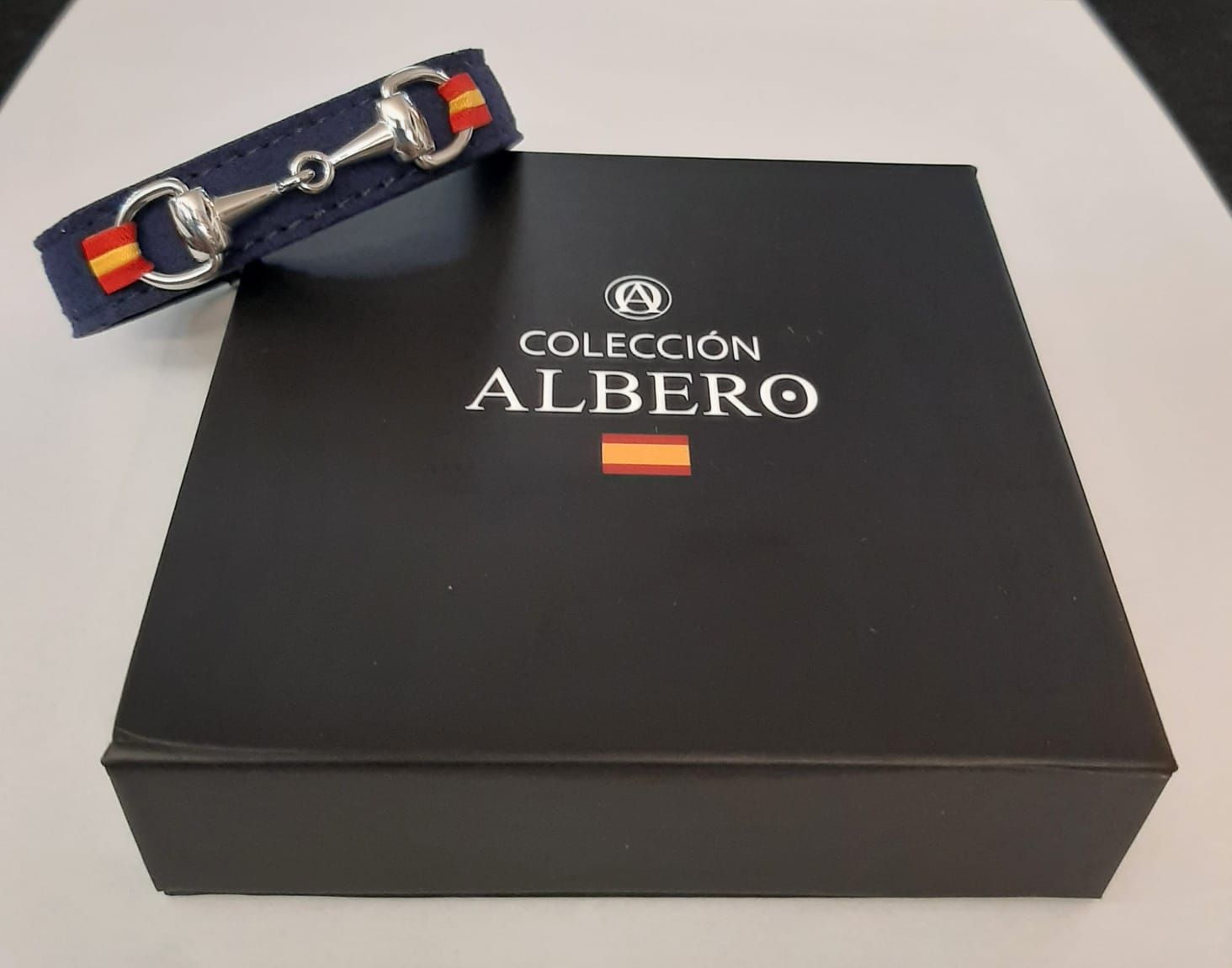 Cuero teñido y acero. España: Catálogo de Joyería Izquierdo Cuero teñido y acero. España: Catálogo de Joyería Izquierdo