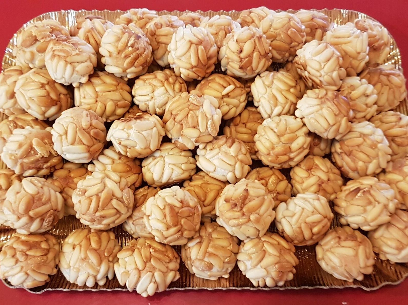 Panellets de mazapán y azúcar Panellets de mazapán y azúcar