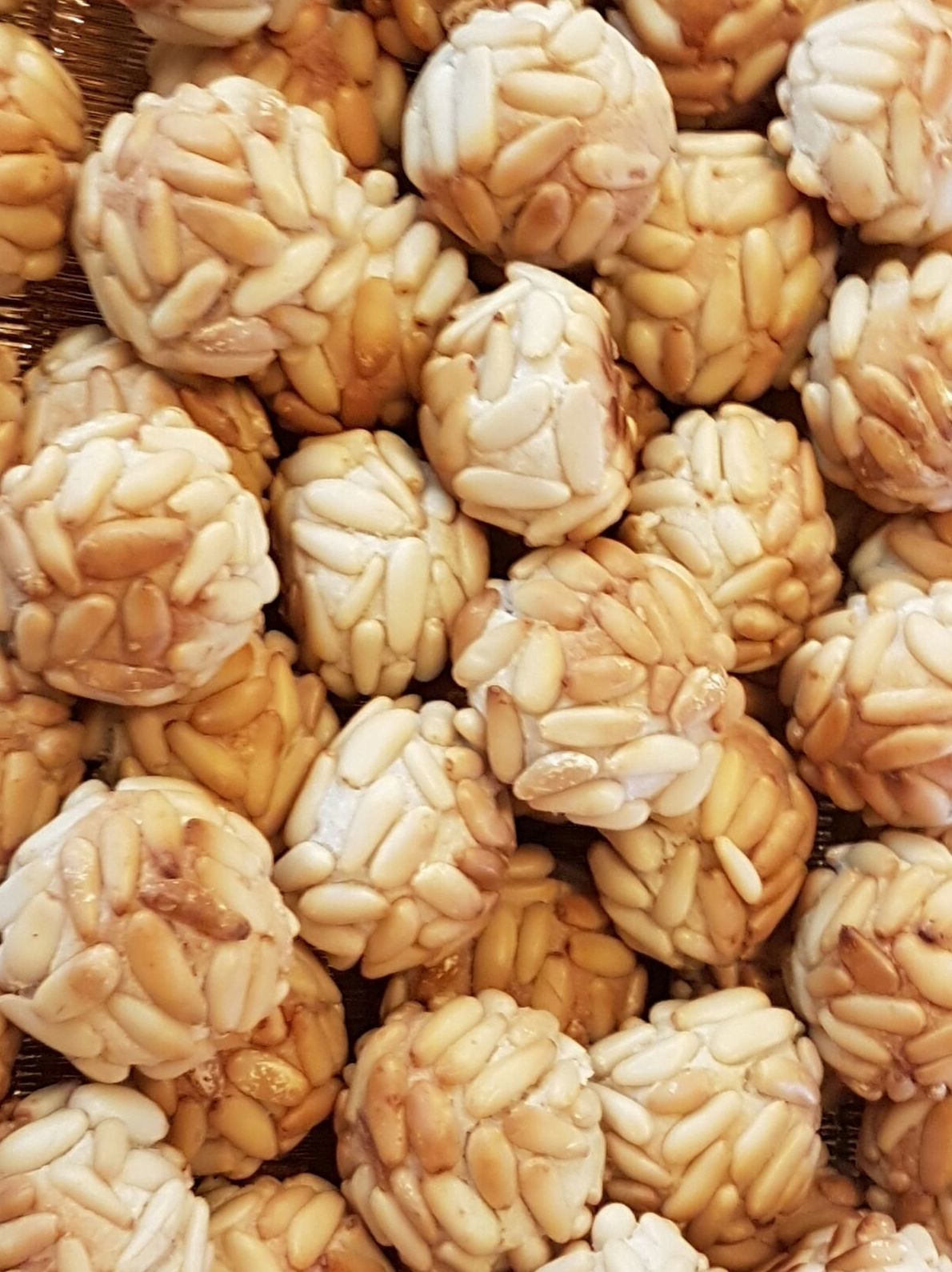 Panellets de mazapán y azúcar Panellets de mazapán y azúcar