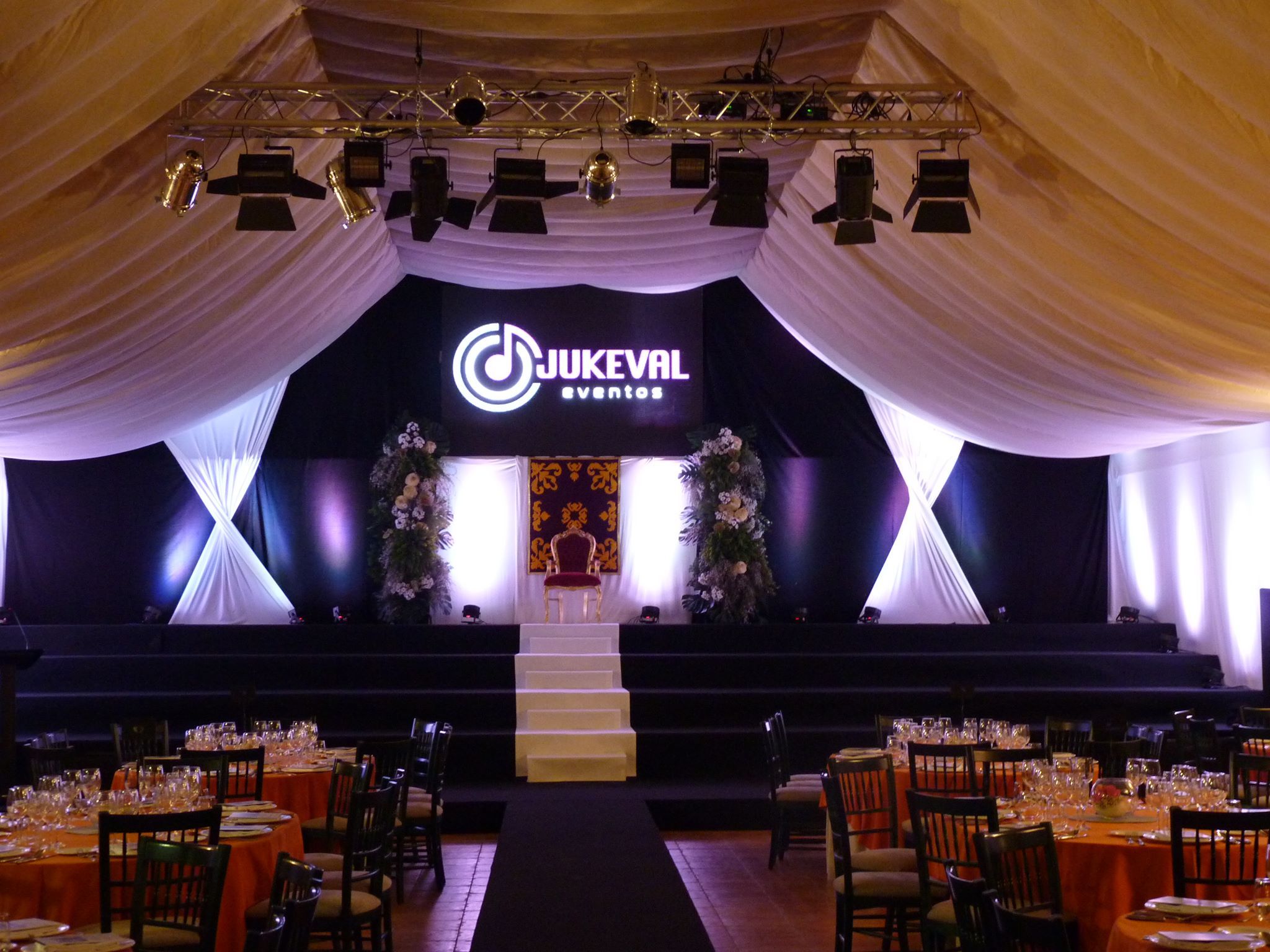 Pantallas y proyectores: Nuestros servicios de Jukeval Eventos Pantallas y proyectores: Nuestros servicios de Jukeval Eventos