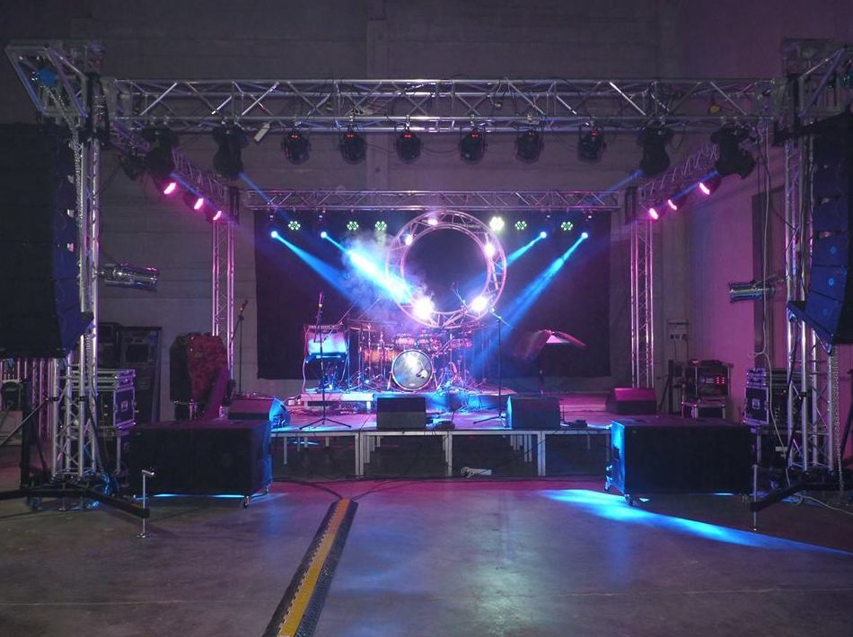 Montaje escenario con iluminación y sonido: Nuestros servicios de Jukeval Eventos Montaje escenario con iluminación y sonido: Nuestros servicios de Jukeval Eventos