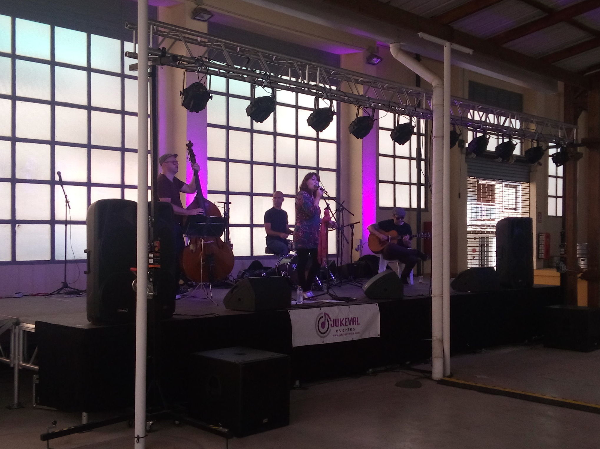 Montaje escenario con iluminación y sonido: Nuestros servicios de Jukeval Eventos Montaje escenario con iluminación y sonido: Nuestros servicios de Jukeval Eventos