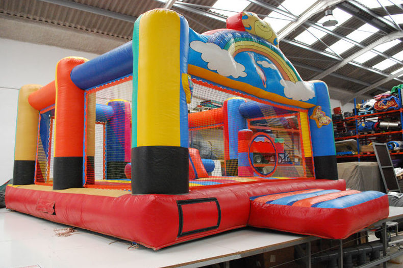 Castillo hinchable Arco Iris: Servicios de Chequeguay Castillo hinchable Arco Iris: Servicios de Chequeguay
