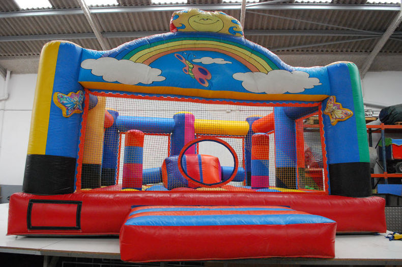 Castillo hinchable Arco Iris: Servicios de Chequeguay Castillo hinchable Arco Iris: Servicios de Chequeguay
