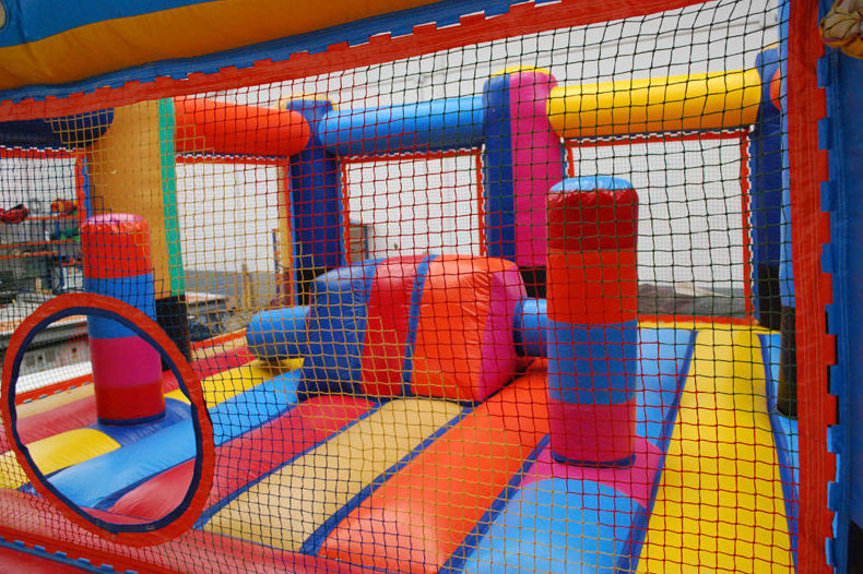 Castillo hinchable Arco Iris: Servicios de Chequeguay Castillo hinchable Arco Iris: Servicios de Chequeguay
