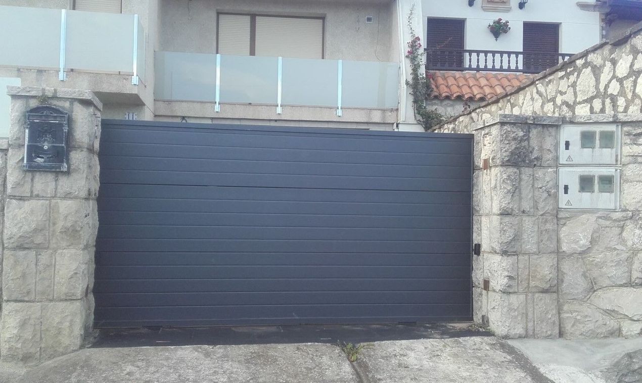 Puerta de garaje corredera de panel negro 
