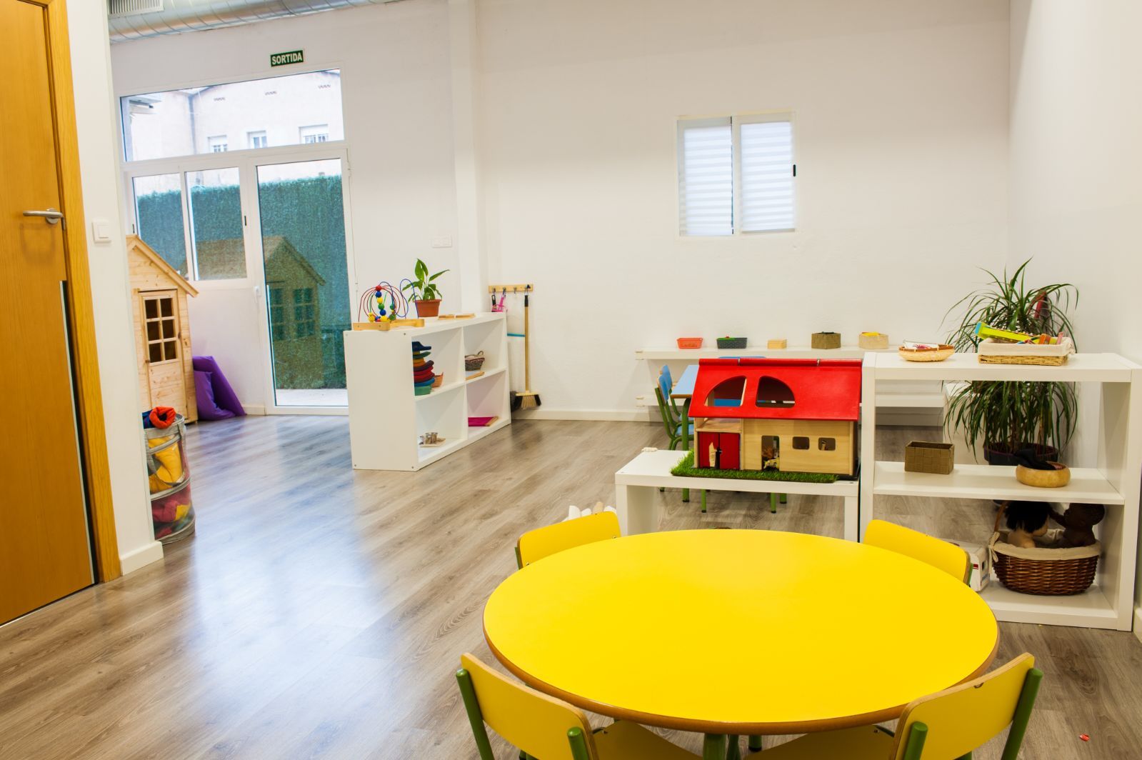 La escuela: Servicios de Llar d'Infants Somnis La escuela: Servicios de Llar d'Infants Somnis