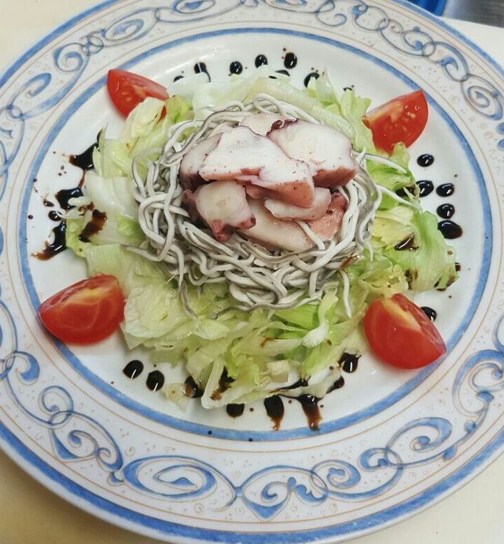 Ensalada de pulpo y gulas Ensalada de pulpo y gulas