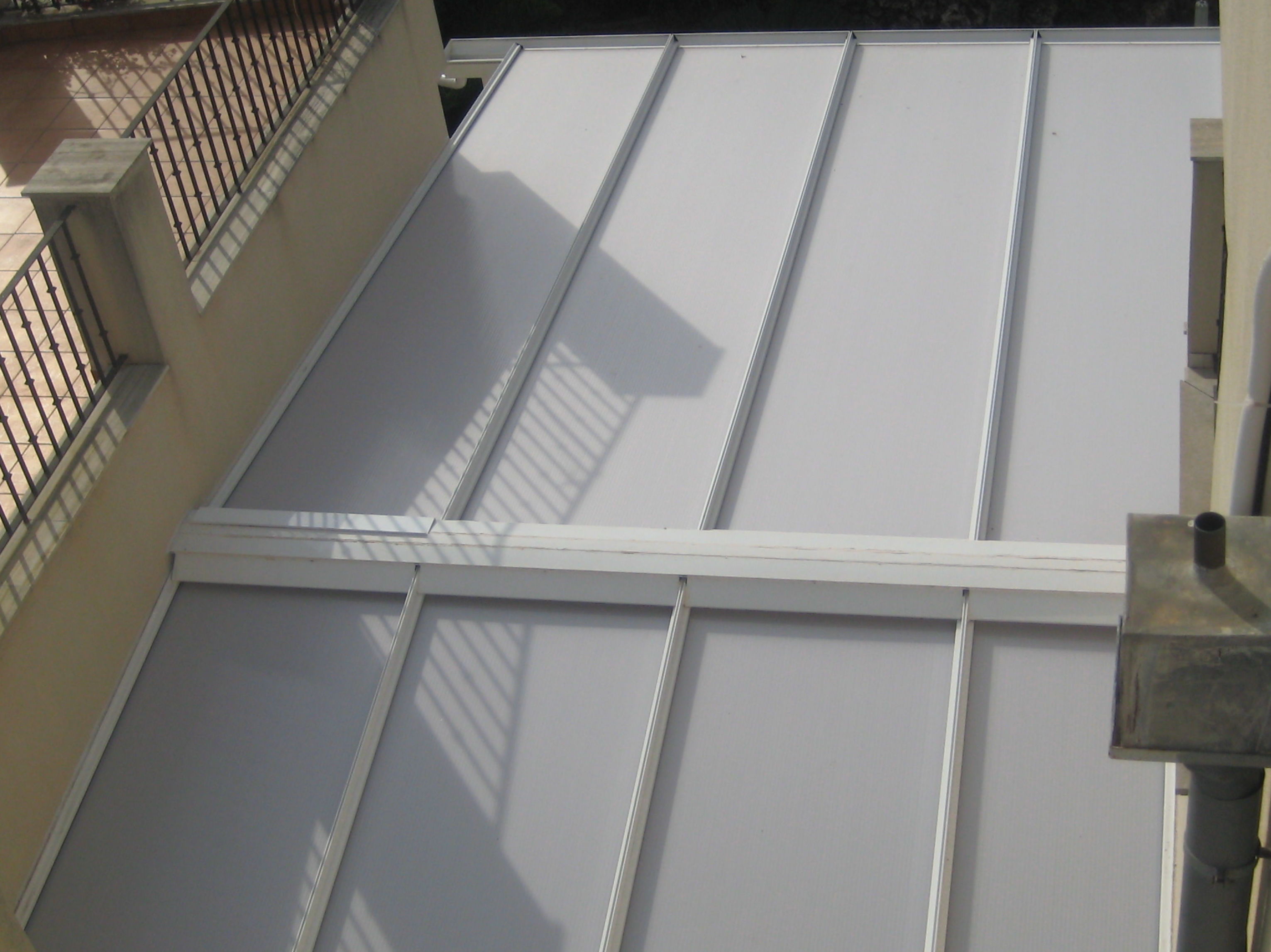 Techo fijo de aluminio blanco y policarbonato blanco Techo fijo de aluminio blanco y policarbonato blanco