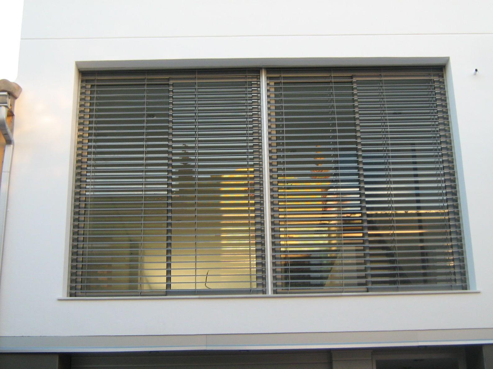 Celosia exterior de lamas orientables y elevables. Celosia exterior de lamas orientables y elevables.