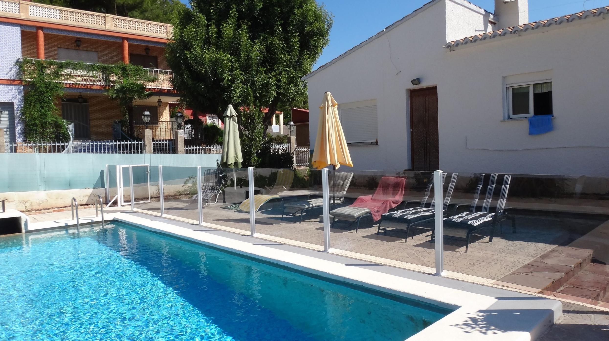 Vallado de piscina fabricado con aluminio blanco y vidrio laminado. Vallado de piscina fabricado con aluminio blanco y vidrio laminado.