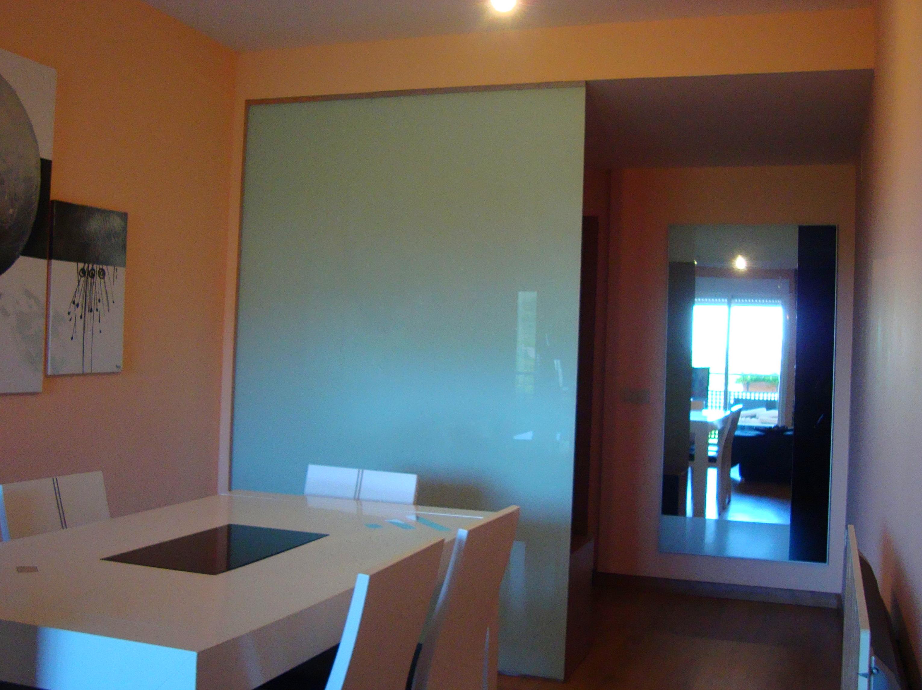 Vidrio blanco opaco laminado colocado en forma de divisoria de salon a recibidor. Vidrio blanco opaco laminado colocado en forma de divisoria de salon a recibidor.