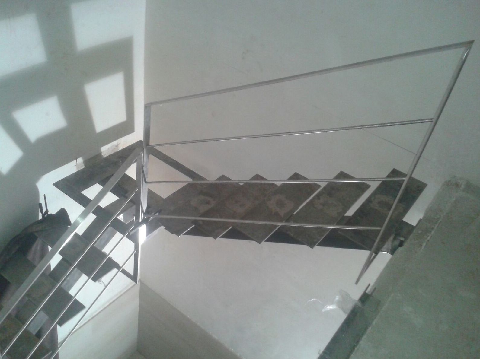 Estructura de escalera preparada para peldaños de madera, con barandilla de inoxidable. Estructura de escalera preparada para peldaños de madera, con barandilla de inoxidable.