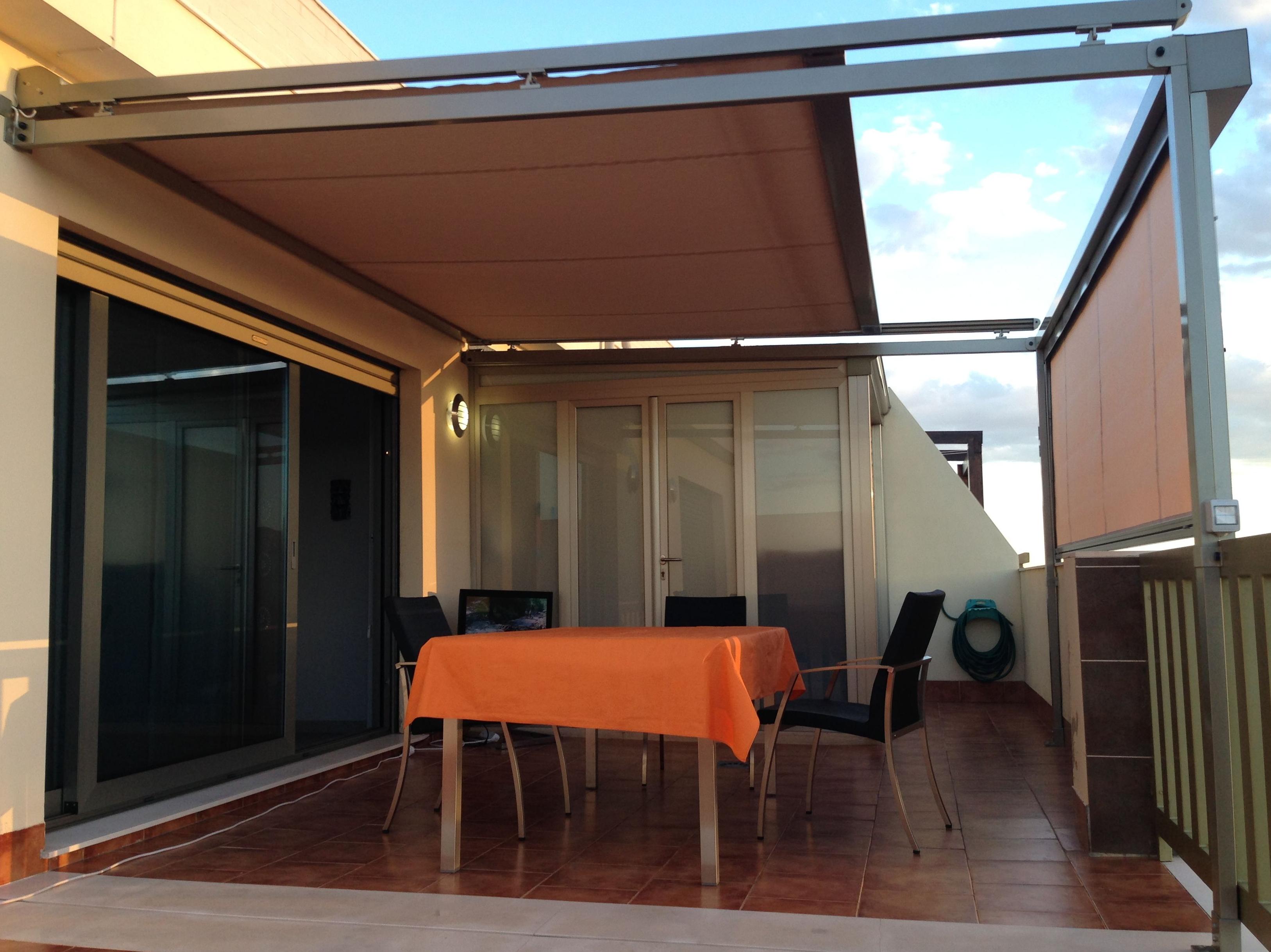 Toldo veranda superior y telon con guias y cajon frontal, de accionamiento motorizado. Toldo veranda superior y telon con guias y cajon frontal, de accionamiento motorizado.