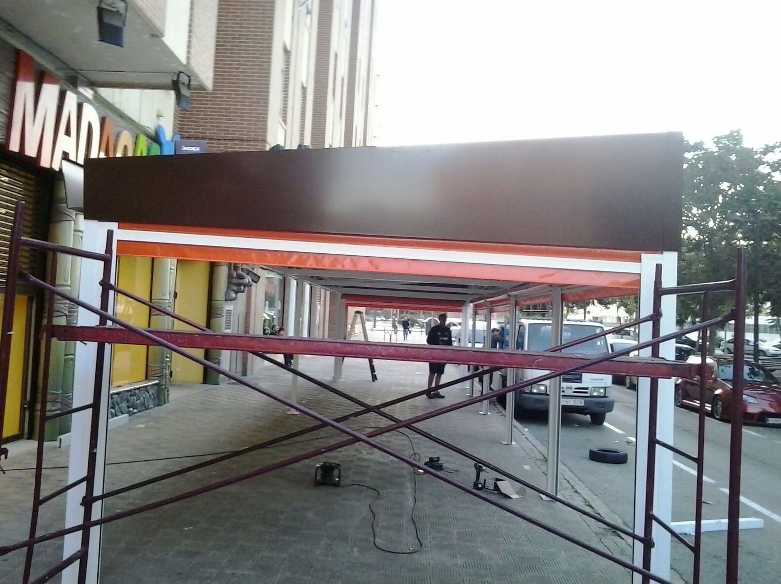 Toldo de cafeteria con telones en los laterales, cubierta ciega de panel y faldones metalicos para cubrir mecanismos. Toldo de cafeteria con telones en los laterales, cubierta ciega de panel y faldones metalicos para cubrir mecanismos.