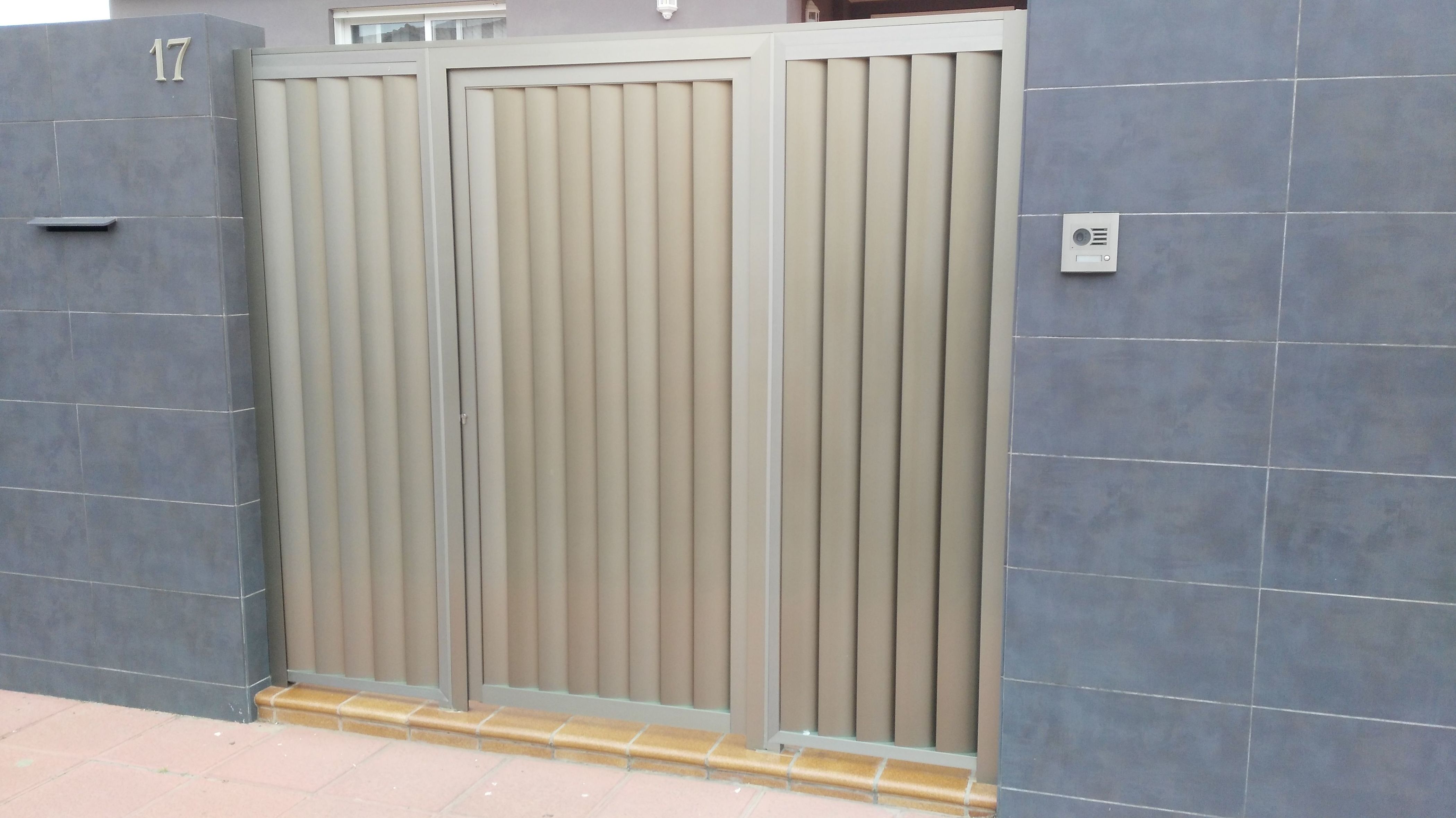 Vallado y puertas de entrada a unifamiliar de aluminio anodizado inox Vallado y puertas de entrada a unifamiliar de aluminio anodizado inox