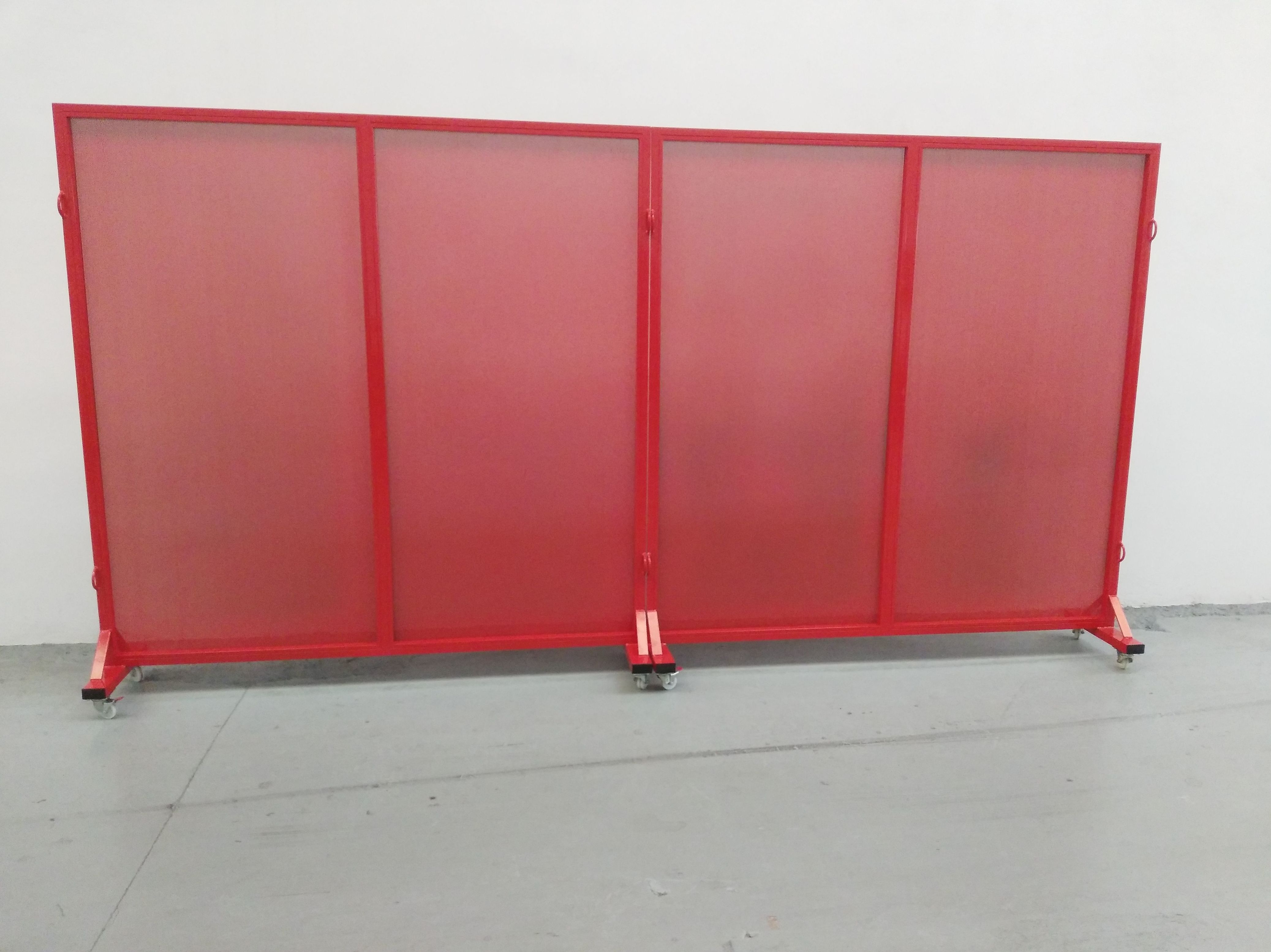 Parabanes moviles de chapa microperforada, lacados en rojo Parabanes moviles de chapa microperforada, lacados en rojo