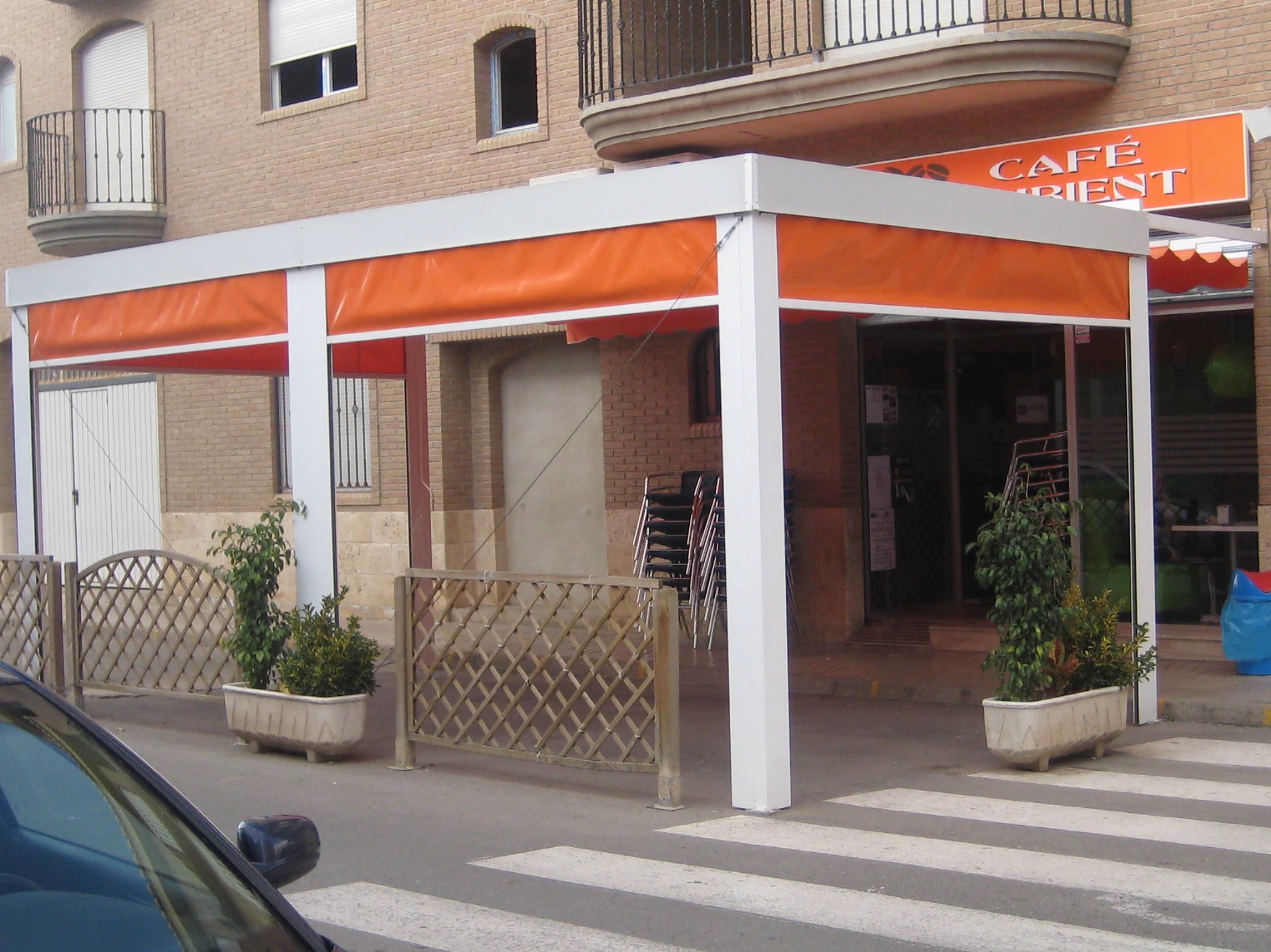 Toldo plano con estructura de aluminio blanco y lona de pvc con ventanas transparente, cerrado lateralmente con telones. Toldo plano con estructura de aluminio blanco y lona de pvc con ventanas transparente, cerrado lateralmente con telones.