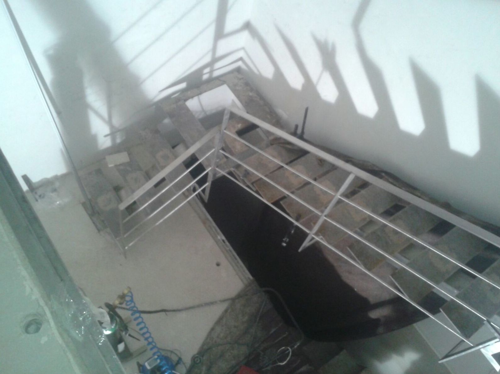 Estructura de escalera preparada para peldaños de madera, con barandilla de inoxidable. Estructura de escalera preparada para peldaños de madera, con barandilla de inoxidable.