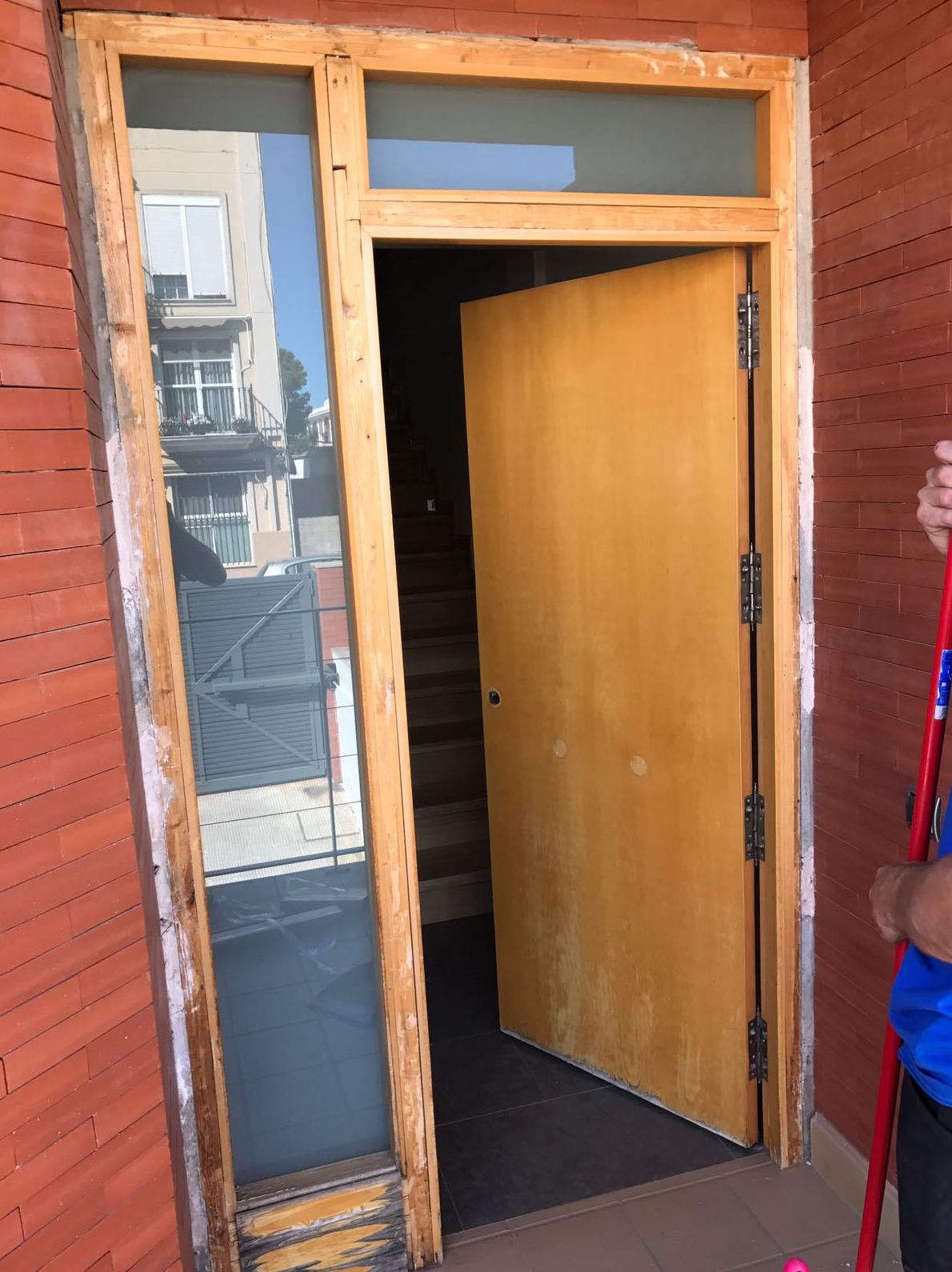 Puerta de madera antes de ser forrada. Puerta de madera antes de ser forrada.