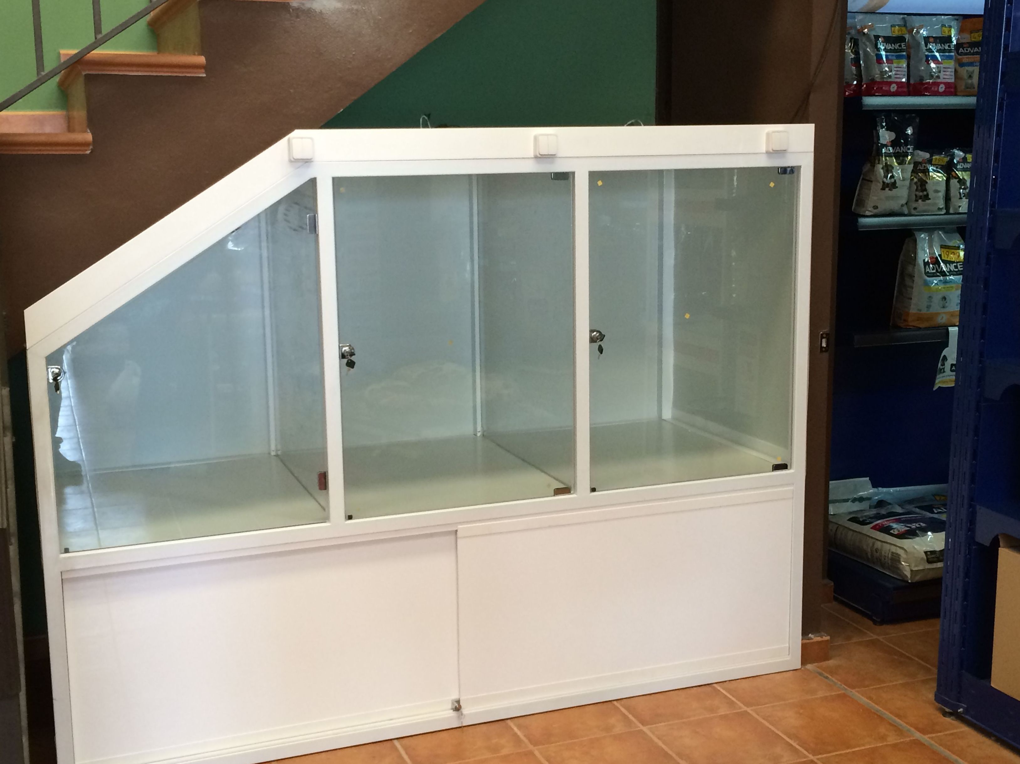 Expositor para tienda de animales de hierro con puertas de vidrio Expositor para tienda de animales de hierro con puertas de vidrio
