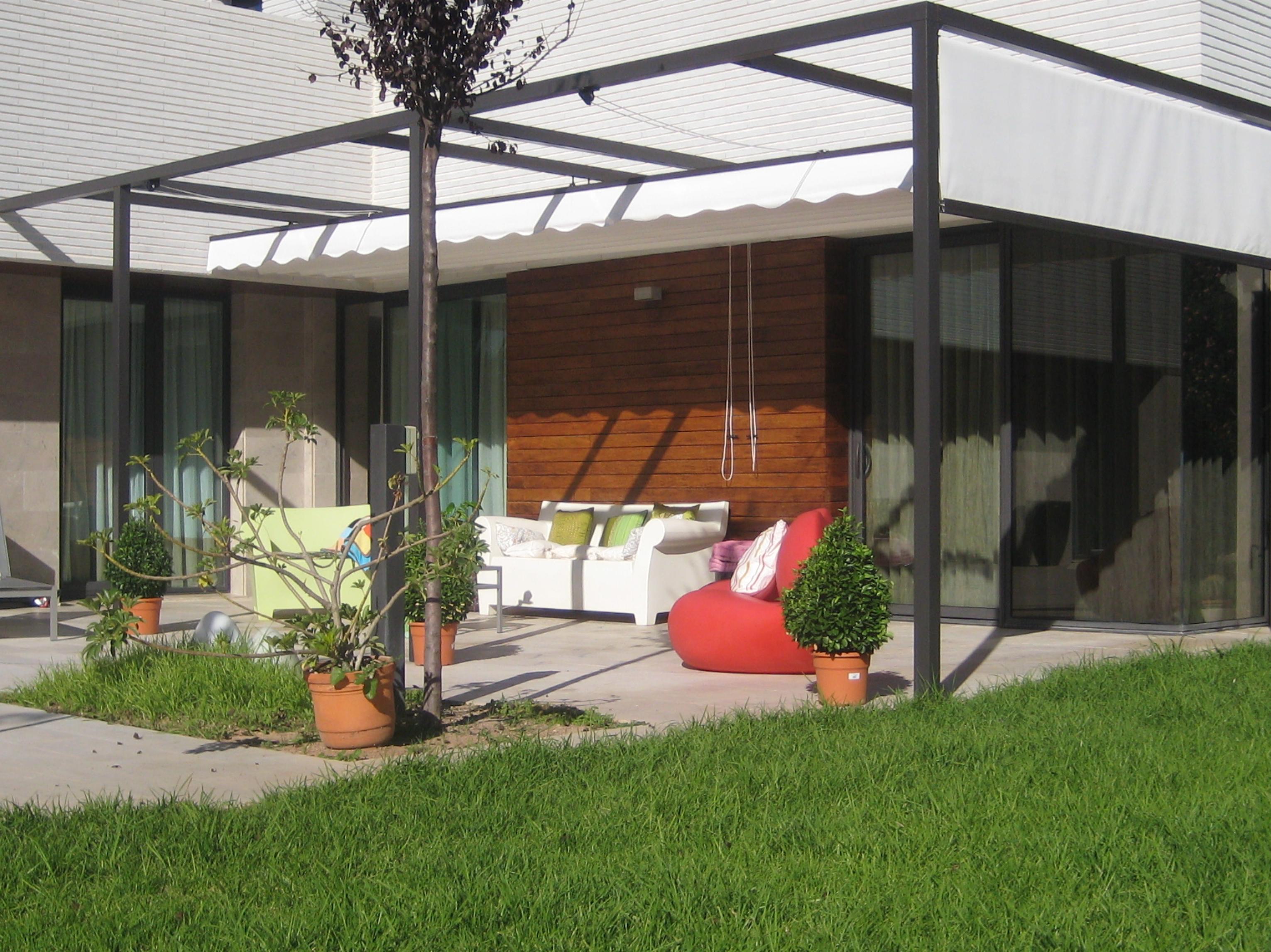 Toldo plano con estructura de acero prelacado y lona acrilica, con toldo telon lateral. Toldo plano con estructura de acero prelacado y lona acrilica, con toldo telon lateral.