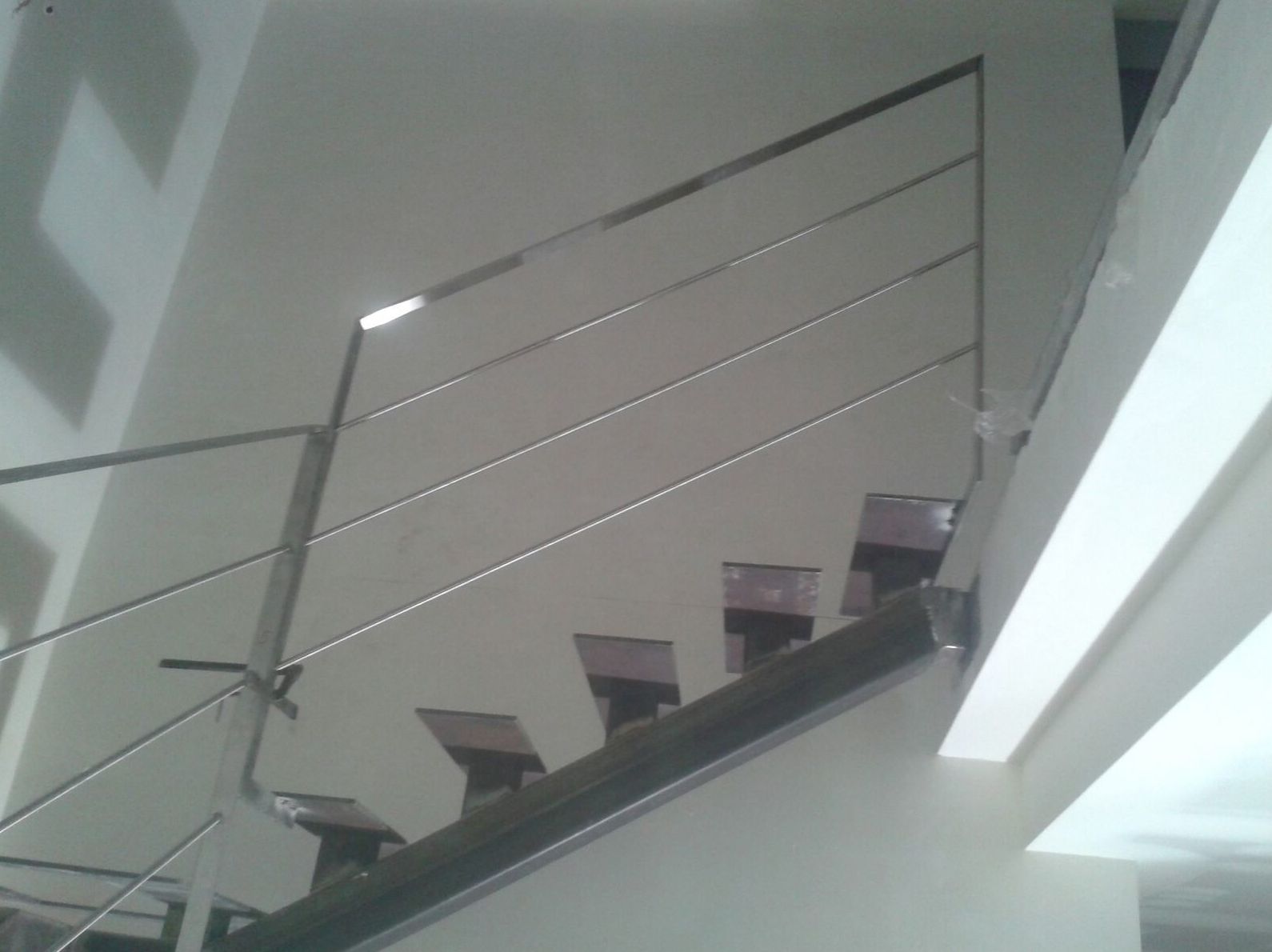 Estructura de escalera preparada para peldaños de madera, con barandilla de inoxidable. Estructura de escalera preparada para peldaños de madera, con barandilla de inoxidable.