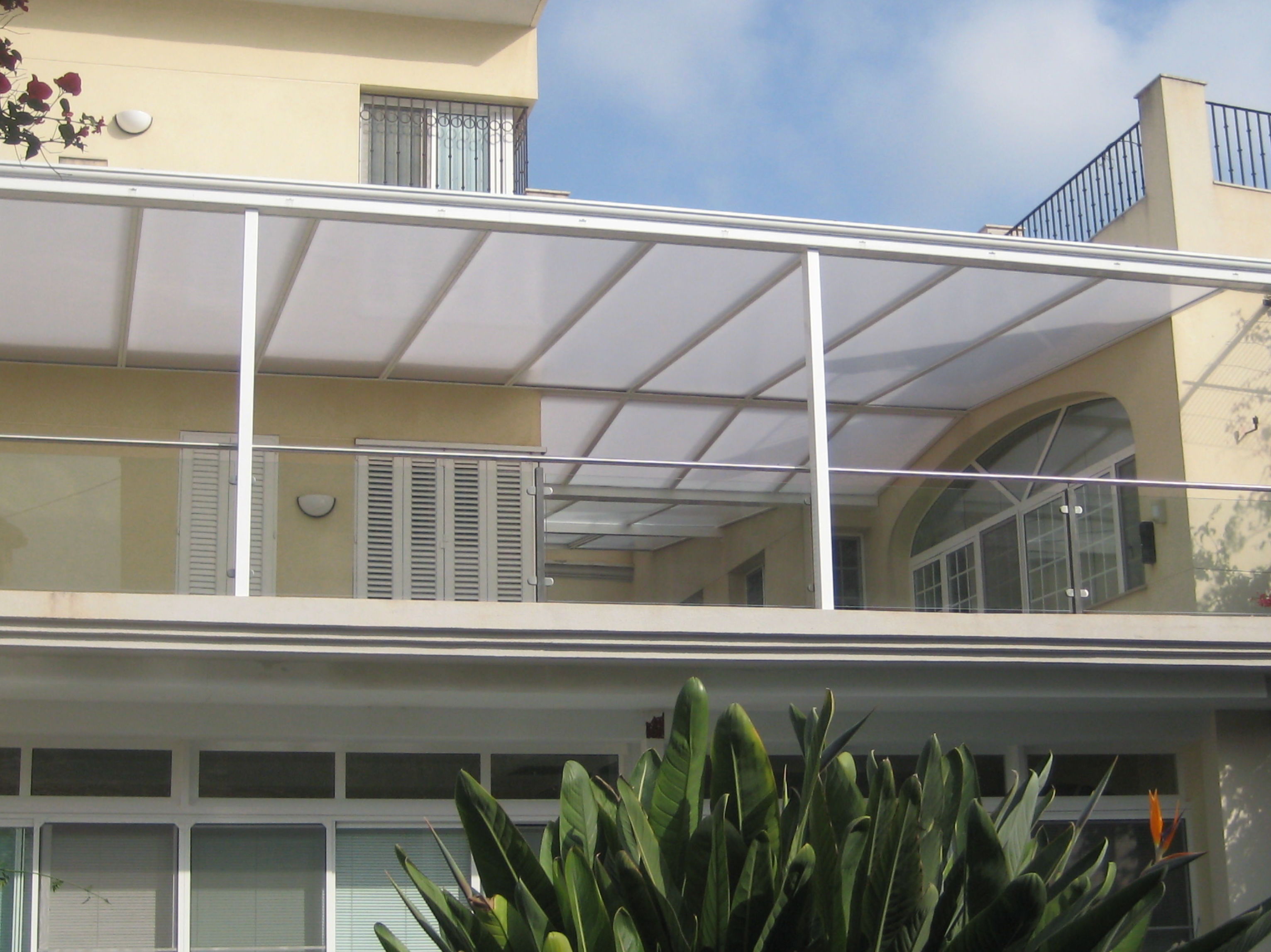 Techo fijo de aluminio blanco y policarbonato blanco Techo fijo de aluminio blanco y policarbonato blanco