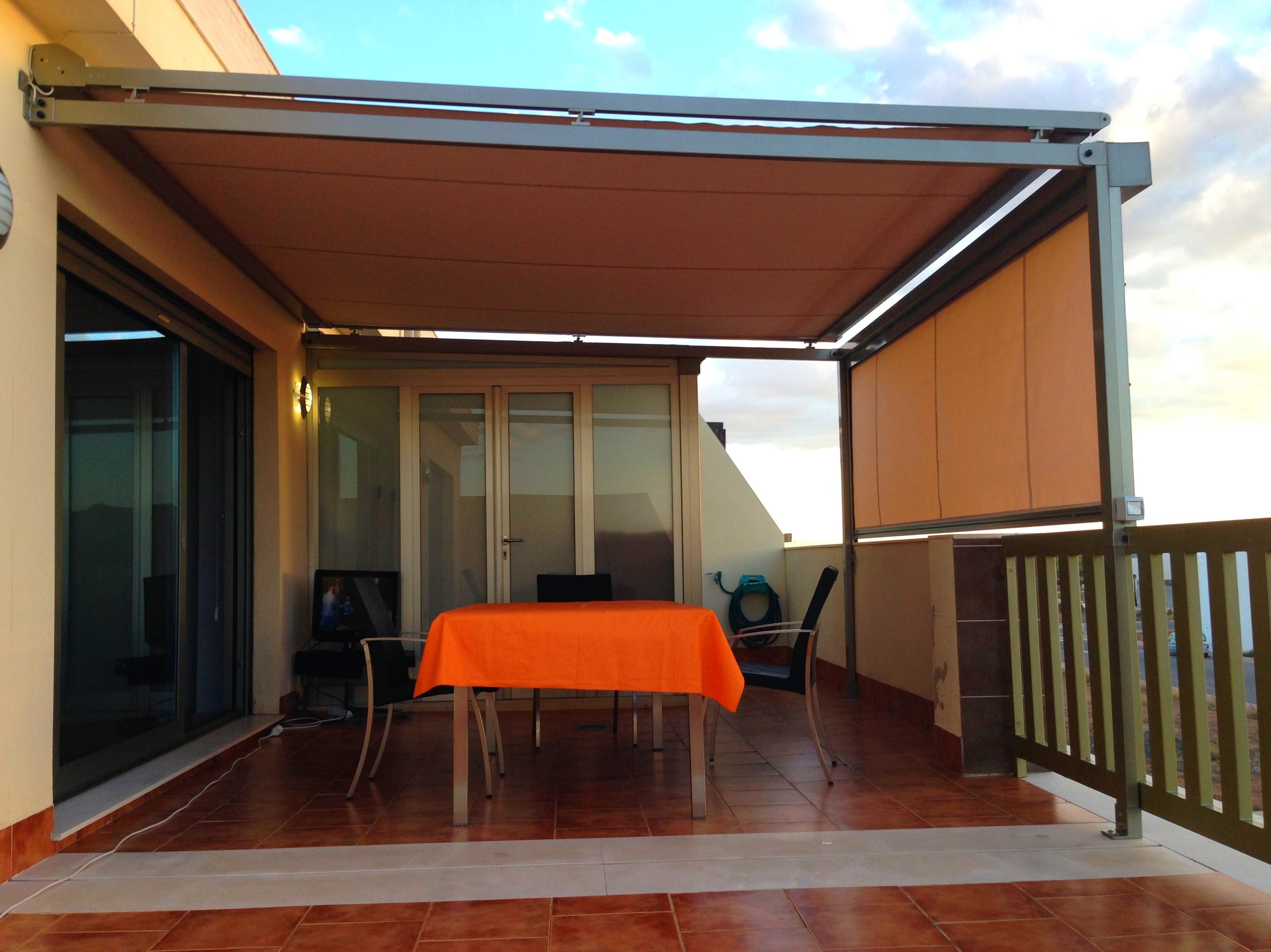 Toldo veranda superior y telon con guias y cajon frontal, de accionamiento motorizado. Toldo veranda superior y telon con guias y cajon frontal, de accionamiento motorizado.