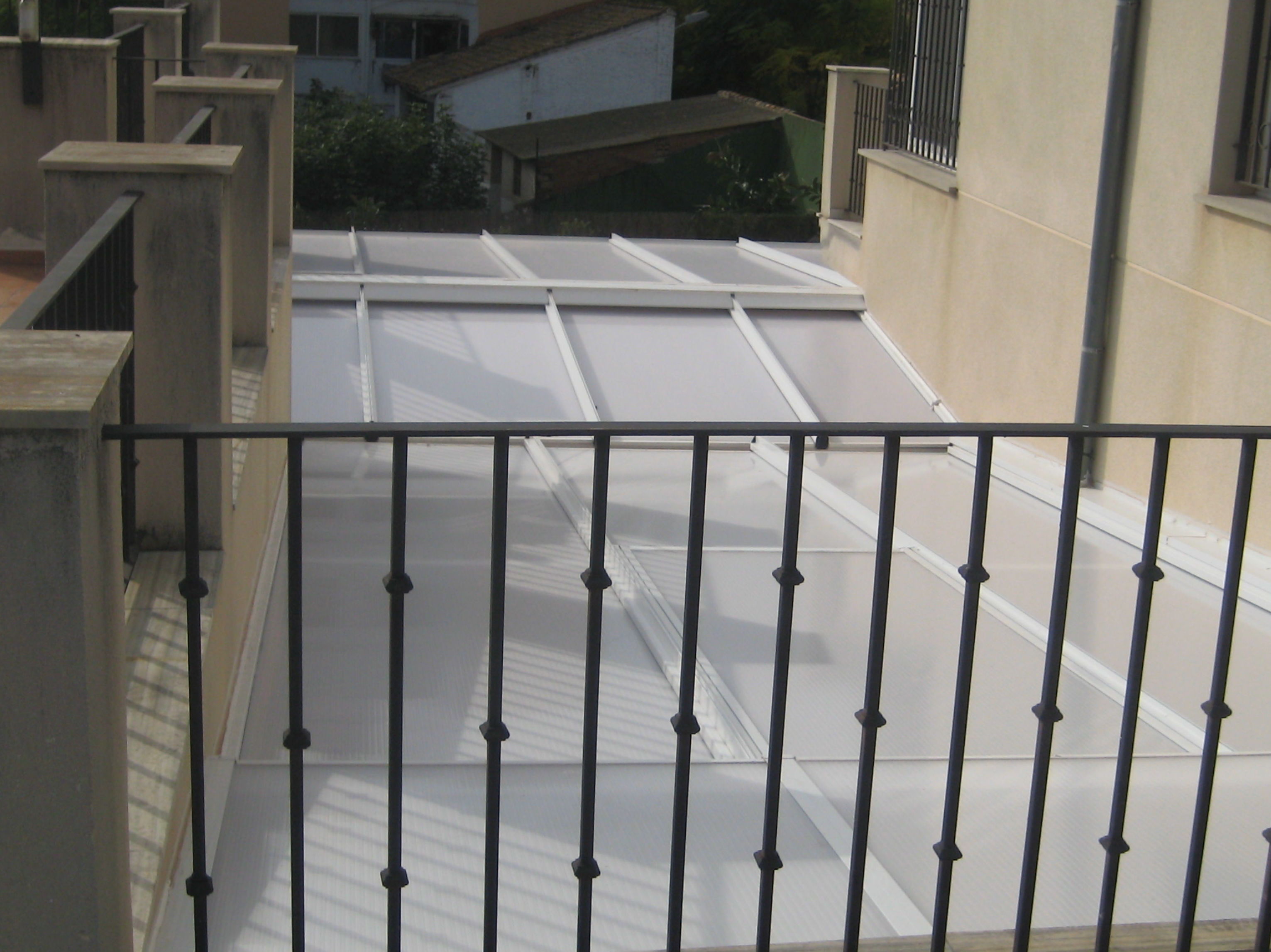 Techo fijo de aluminio blanco y policarbonato blanco Techo fijo de aluminio blanco y policarbonato blanco